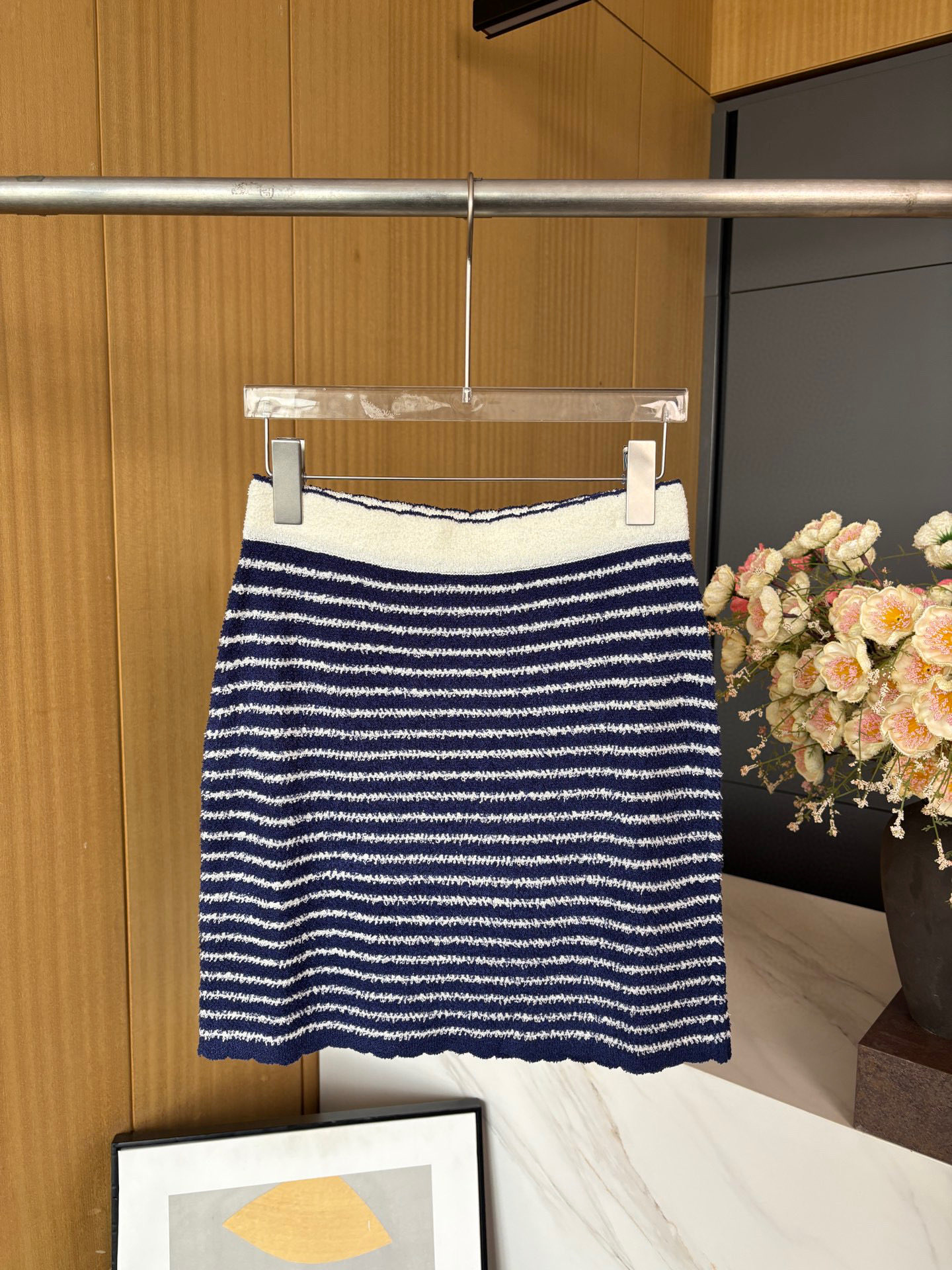 NO:335939,Miu Miu New Early Autumn Wool Blend Set Premium Wool Blend Fabric Contrast Stripe Details, Decorated with Brand Logo Embroidery Logo, Wavy Contrast Stripe Details, Contrast Stripe Details, Elastic and Elastic Waist, A Set of Matches Better Looks, Casual Style SML, Miumiu, Alexander Wang19860909Miu Miu 早秋新款 羊毛混纺套装 精品羊毛混纺面料 撞色条纹细节、饰有品牌标识刺绣徽标、波浪形撞色饰边、撞色条纹细节、松紧弹力腰头、一套搭配更好看、休闲版型 码数SML,,miumiu,alexander wang,Women's clothing