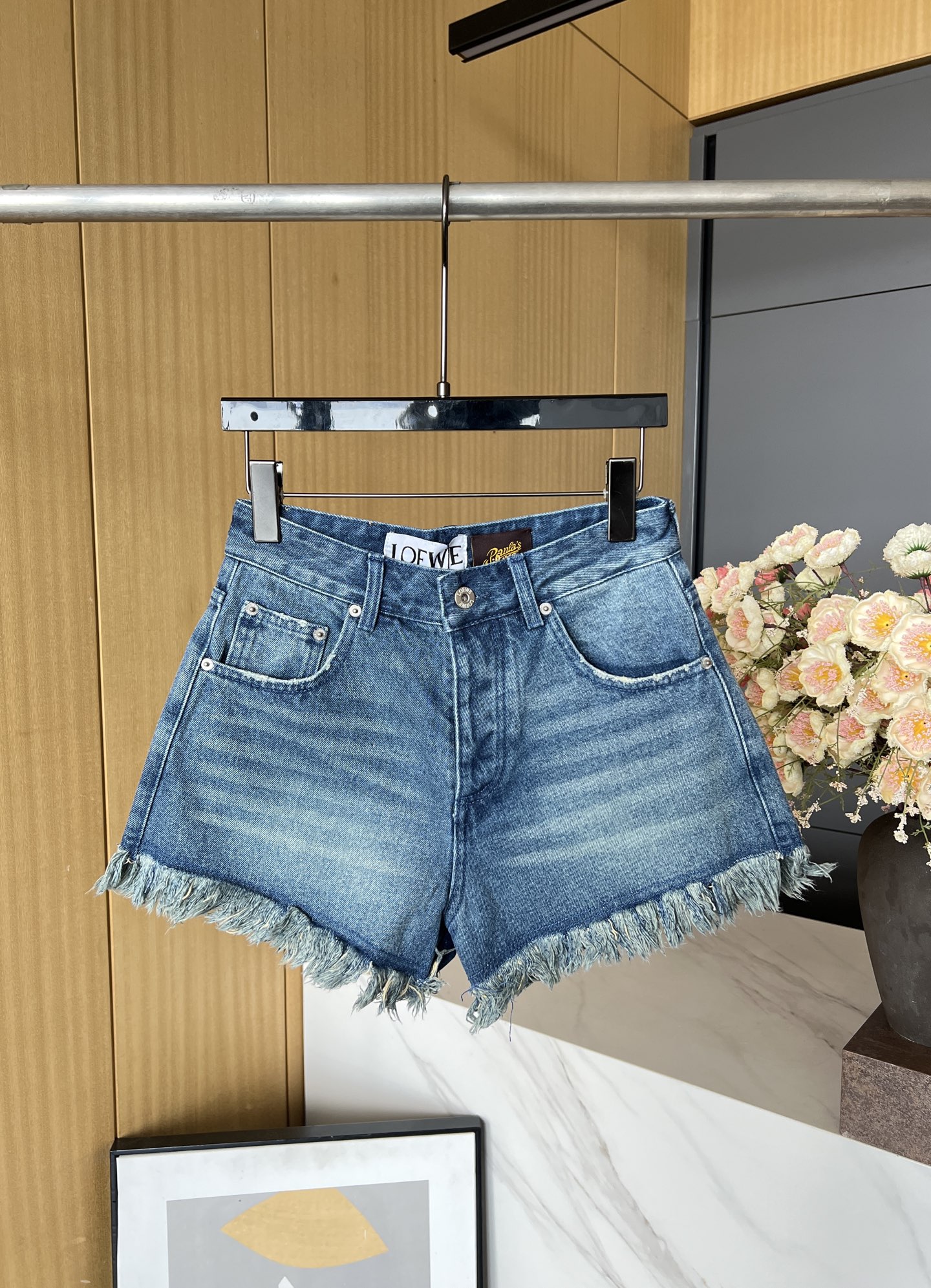 NO:414110,Loewe Spring and Summer New Embroidered Washed Denim Shorts, Anagram Ingenious Embroidered Edge Legs, Hidden Zipper Flying, Casual Style SML, Loewe, Shorts, Alexander Wang19860909Loewe 春夏新款 刺绣水洗做旧牛仔短裤、后袋饰有 Anagram 精巧刺绣磨边裤腿、隐藏式拉链门襟、休闲版型 码数SML,,loewe,shorts,alexander wang,Women's clothing