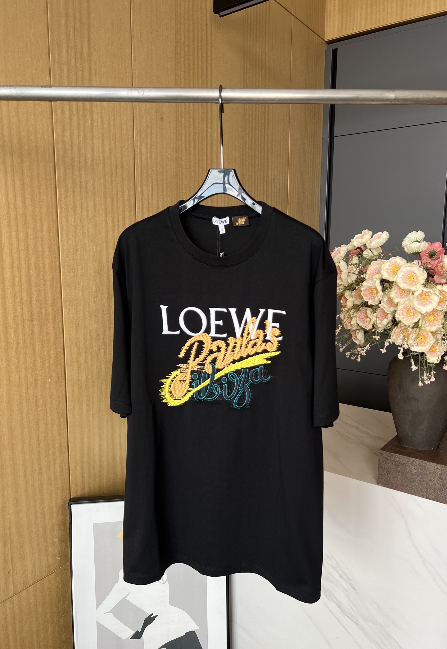 NO:414103,Loewe Spring and summer new style Summer limited Paula cotton T-shirt with LOEWE Paula's 1biza embroidery, ribbed neckline, casual style SML, loewe,loewe,loewe,tees,t-shirt,alexander wang19860909Loewe 罗意威 春夏新款 夏日限定Paula棉质T恤、正面饰有 LOEWE Paula's 1biza 刺绣、罗纹领口、休闲版型 码数SML,,loewe,loewe,tees，t-shirt,alexander wang,Women's clothing