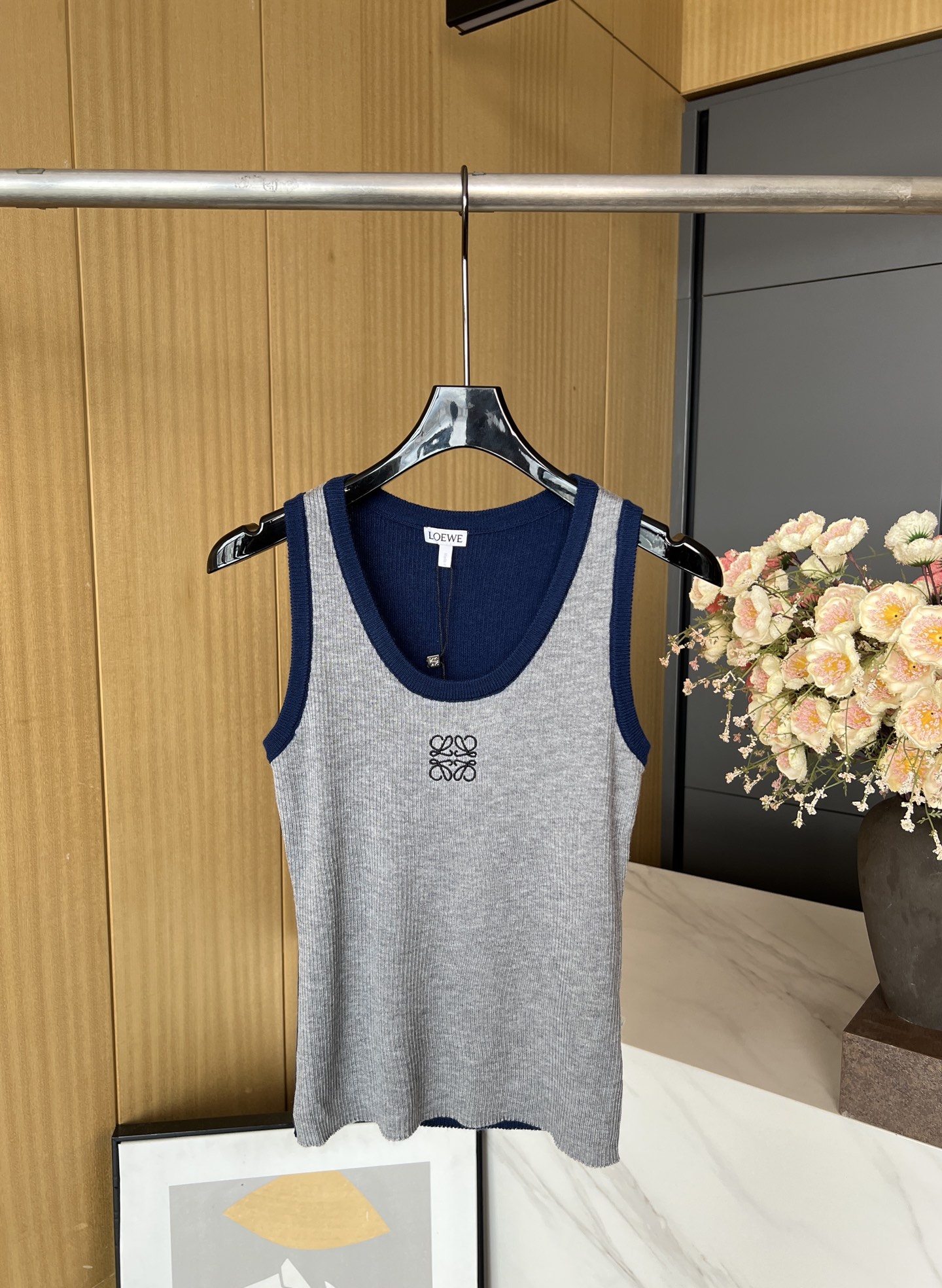 NO:414118,Loewe Spring and Summer New Style Spliced ​​Contrast Knitted Vest, Rib Knitted Texture, Embroidered Letters with Logo, Casual Style SML,,loewe,alexander Wang19860909Loewe 春夏新款 拼接撞色针织背心、呈现罗纹针织纹理、正面刺绣字母饰有徽标、休闲版型 码数SML,,loewe,alexander wang,Women's clothing