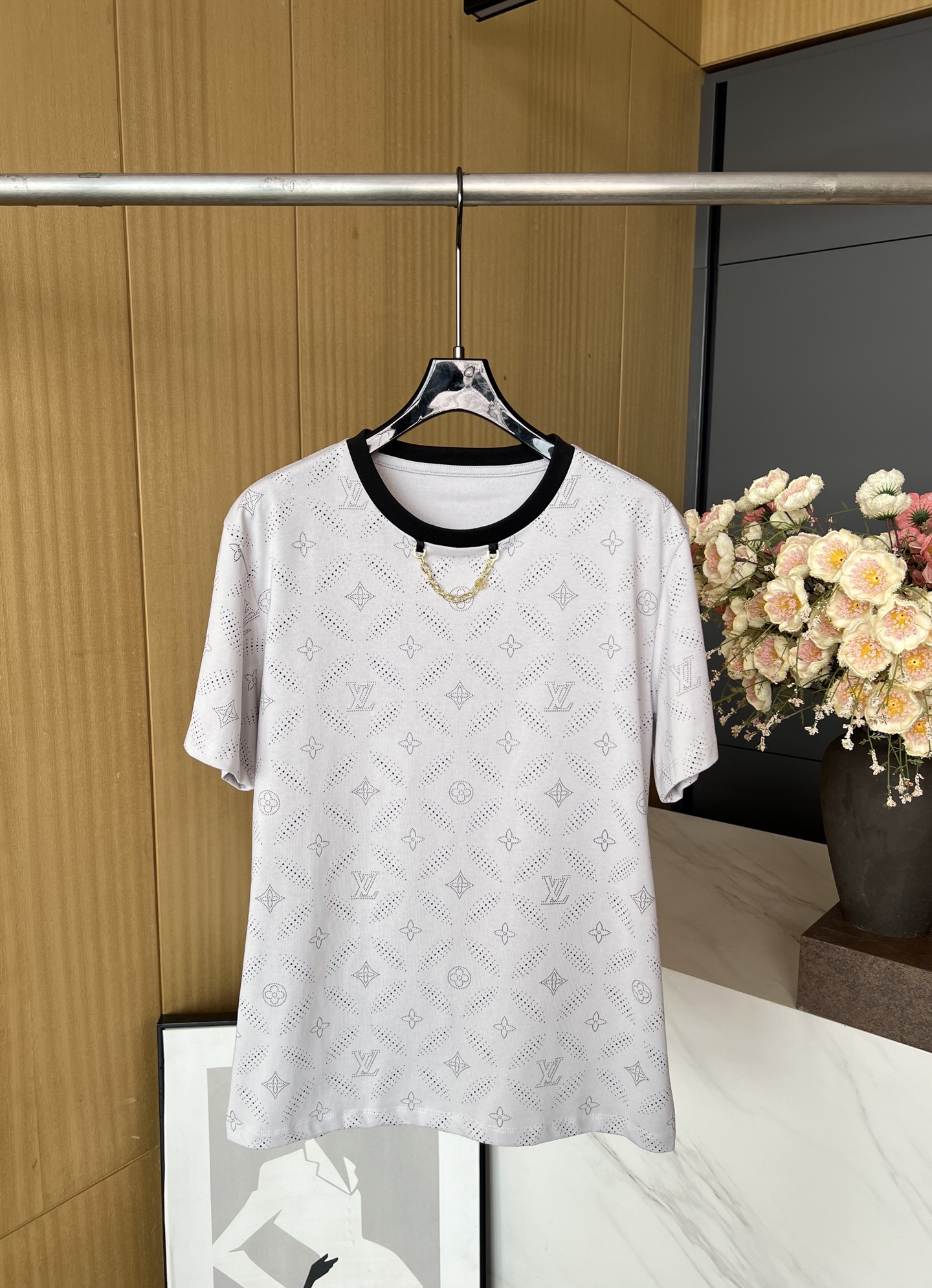 NO:414125,Louis Vuitton New spring and summer Monogram printed cotton knitted T-shirt, full-frame Monogram floral pattern, chain thinner collar, casual style SML,,louis vuitton,louis vuitton,tees,t-shirt,alexander wang19860909LouisVuitton 路易 春夏新款 Monogram印花棉质针织T恤、全幅 Monogram 镂花图案,比链条细节点缀领口、休闲版型 码数SML,,louis vuitton,louis vuitton,tees，t-shirt,alexander wang,Women's clothing