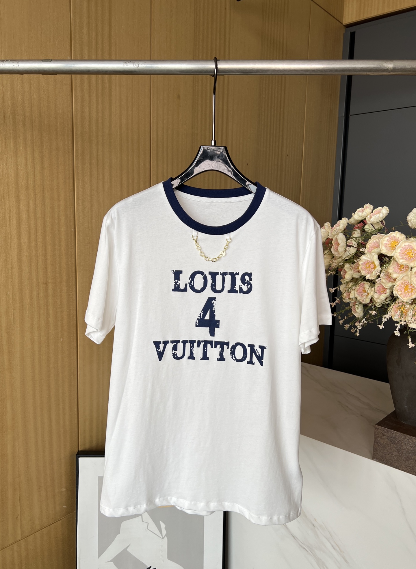 NO:414133,Louis Vuitton Spring and summer new style contrasting letter printing short-sleeved T-shirt classic brand letter pattern contrasting letter logo embellishment, versatile and unselected, casual style S M L,,louis vuitton,louis vuitton,T-shirt,tees,t-shirt,alexander wang19860909LouisVuitton 路易 春夏新款 撞色字母印花短袖T恤 胸前经典品牌字母图案 撞色字母logo 点缀、百搭不挑人、休闲版型 码数S M L,,louis vuitton,louis vuitton,T-shirt,tees，t-shirt,alexander wang,Women's clothing