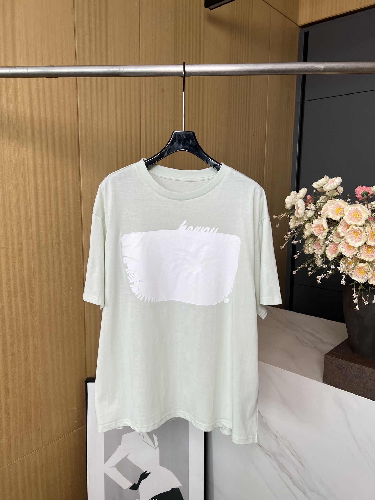 NO:415547,Maison Margiela*Majella MM6 Spring and summer new style Coconut print short-sleeved T-shirt, chest pattern and logo print shoulder-fall design, back collar white stitching, casual style SML, masion margiela,masion margiela,T-shirt,tees,t-shirt,alexander wang19860909MaisonMargiela*马吉拉MM6 春夏新款 椰树印花短袖T恤、胸部图案和徽标印花落肩设计、后领白色缝线、休闲版型 码数SML,,masion margiela,masion margiela,T-shirt,tees，t-shirt,alexander wang,Women's clothing