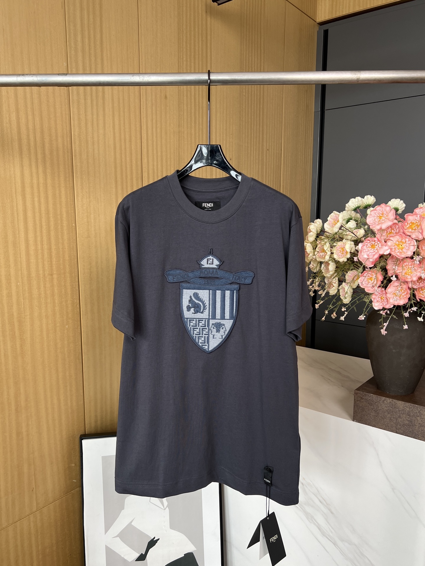 NO:414119,FENDI Spring and Summer New Navy Blue Embroidered FendiCrest Logo Short-sleeved T-shirt, FEND Embroidered on the chest, ribbed neckline, casual style. MLXLXXL,,fendi, T-shirt,tees, t-shirt,alexander wang19860909FENDI 春夏新款 海军蓝绣FendiCrest徽标短袖T恤、胸前绣有FEND饰章、罗纹领口、休闲版型 码数MLXLXXL,,fendi,T-shirt,tees，t-shirt,alexander wang,Women's clothing