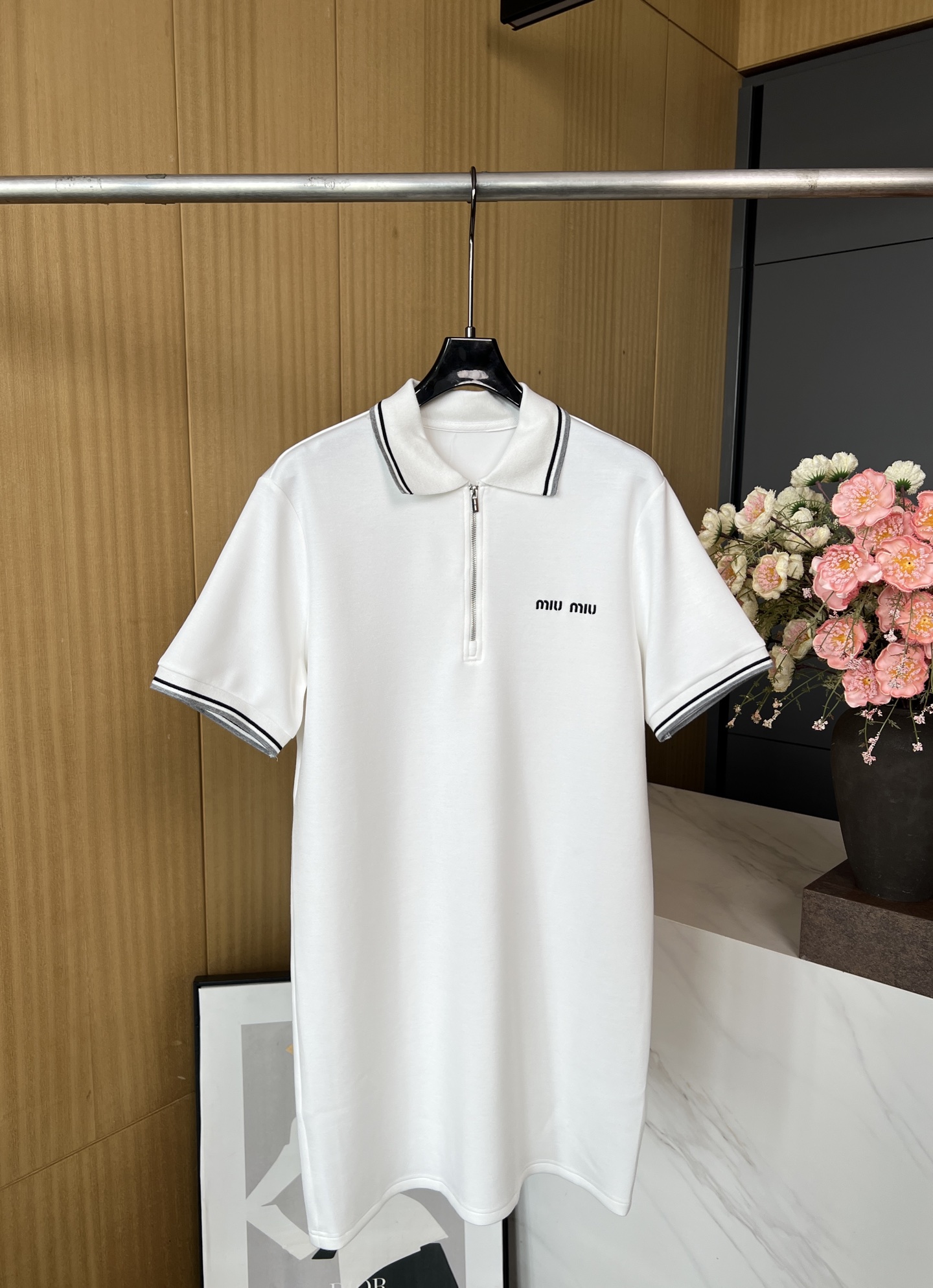 NO:415479,Miu Miu Spring and Summer New Pearl Floor Polo Dress White Pearl Floor Fabric, Brand Logo Embroidery Pattern, Contrast Polo Neck and Cuff, Zipper Opening and Closed, Casual Style SML, Miumiu, Skirts, Alexander Wang19860909Miu Miu 春夏新款 珠地棉polo连衣裙 白色珠地棉面料、饰品牌标识刺绣图案、撞色polo领口和袖口、拉链开合、休闲版型 码数SML,,miumiu,skirts,alexander wang,Women's clothing