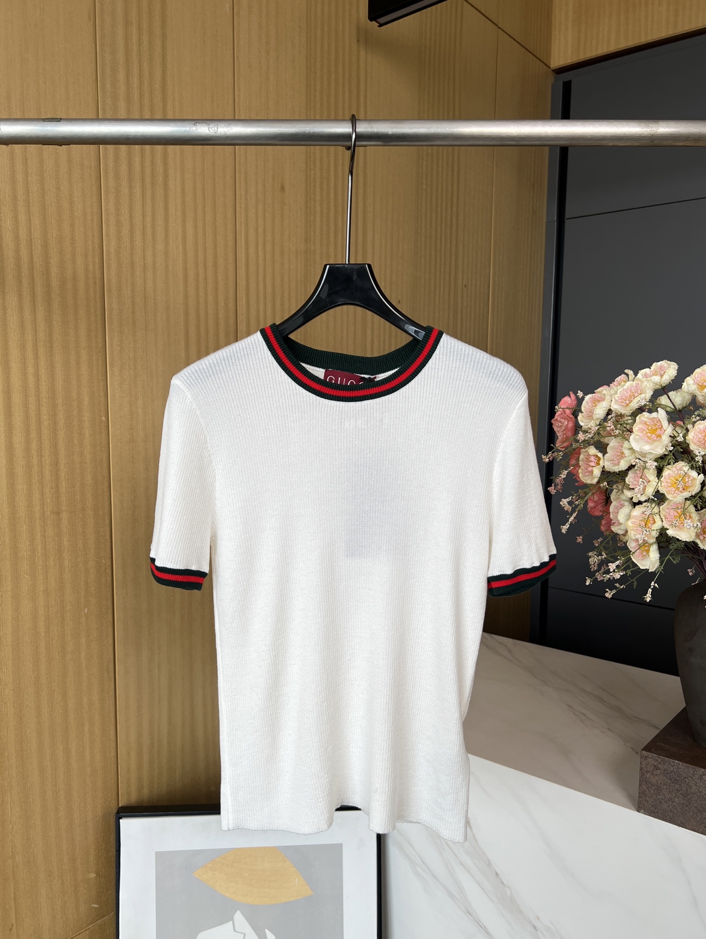 NO:333291,Gucci Spring and Summer New Wool Blended Knitted Short-Sleeve Shirt, Made of White Wool Fabric, Classic Red and Blue Striped Collar, Slim and Stretch Style SML, Gucci, T-shirt, Alexander Wang19860909Gucci 春夏新款 羊毛混纺针织短袖衫、采用白色羊毛面料制作、经典红蓝条纹领边、修身弹力版型 码数SML,,gucci,T-shirt,alexander wang,Women's clothing