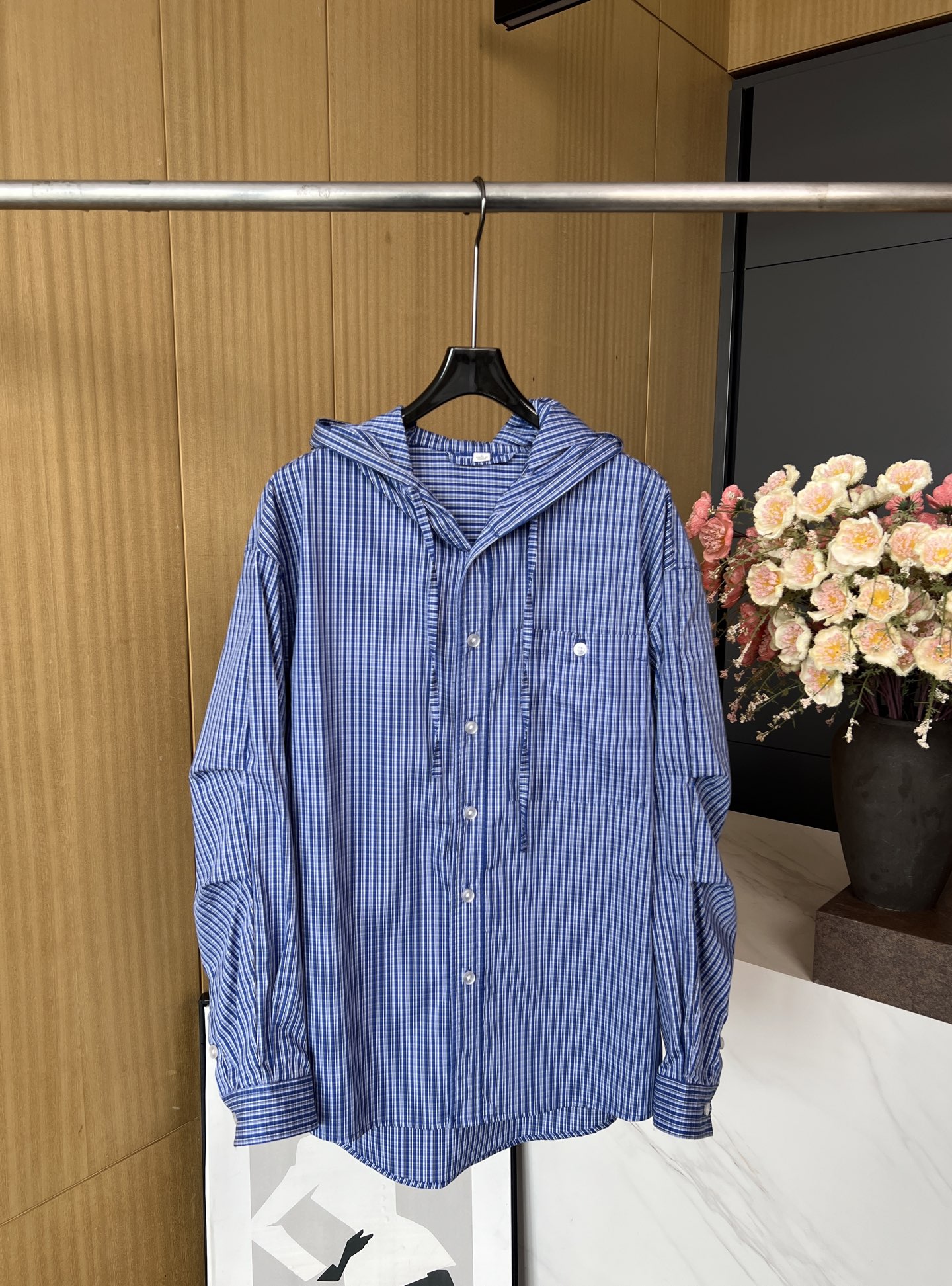 NO:333266,Brand New early autumn style scimitar sleeve plaid hooded plaid shirt, classic pearl buckle plaid details with delicate classic blue plaid, sleeves with wrinkled design and loose fit. Number of sizes LXLXXL,,hats,alexander wang19860909品牌 早秋新款 弯刀袖格子连帽格纹衬衣、经典珍珠扣门襟细节搭配细腻经典蓝格纹、袖子是褶皱的设计、宽松版型 码数LXLXXL,,hats,alexander wang,Women's clothing