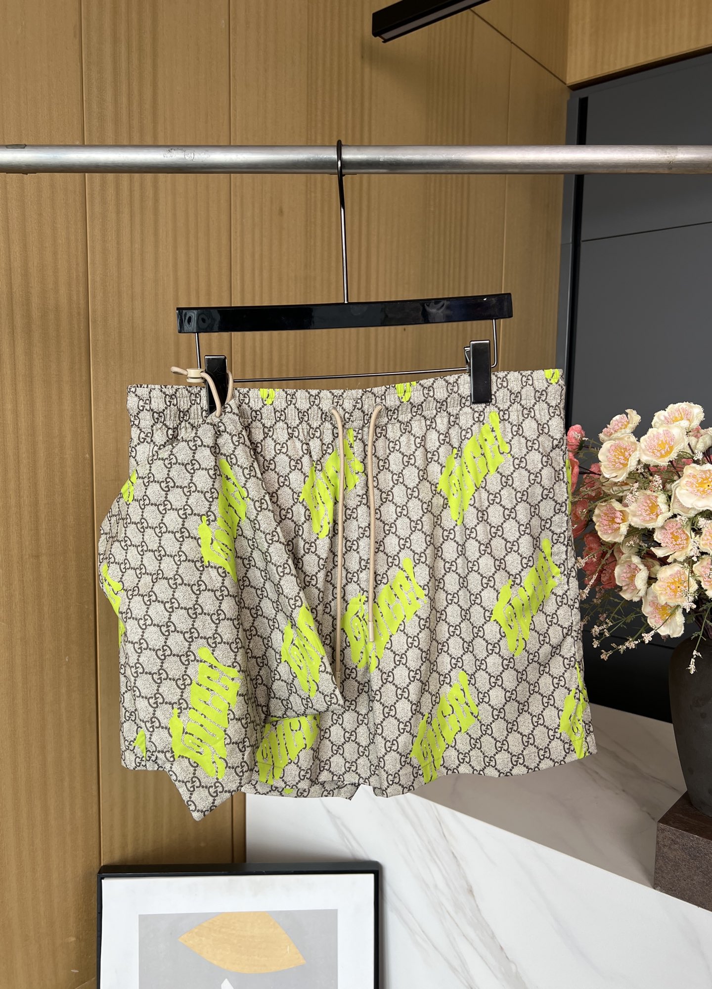 NO:433645,Men's Gucci Spring and Summer New Style Letter Print Beach Shorts, Full-body Green Gucci Print Currynew (Xiang Zhang) Artwork, Elastic waist, headband drawstring side pockets, casual style SMLXL, gucci, shorts, alexander wang19860909男款Gucci 春夏新款 字母印花沙滩短裤、通体绿色Gucci印花 Currynew(Xiang Zhang)艺术作品、松紧腰头带抽绳侧袋、休闲版型 码数SMLXL,,gucci,shorts,alexander wang,Women's clothing