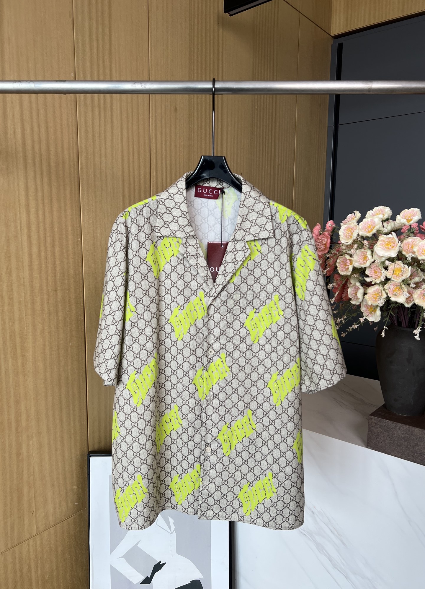 NO:433648,Men's Gucci Spring and Summer New Printed Cotton Lapel Shirt Short Sleeve, Whole Green Gucci Print Currynew(Xiang Zhang) Artwork, Casual Style SMLXL, gucci,shirts,T-shirt,alexander wang19860909男款Gucci 春夏新款 印花棉质翻领衬衫短袖、通体绿色Gucci印花 Currynew(Xiang Zhang)艺术作品、休闲版型 码数SMLXL,,gucci,shirts,T-shirt,alexander wang,Women's clothing