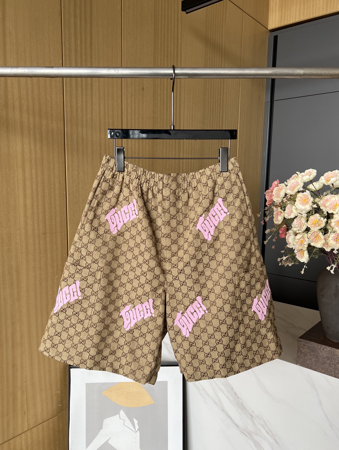 NO:433615,Men's Gucci Early autumn new style embroidered canvas casual shorts, double g interlocking logo pattern on the whole body, pink embroidered letters, elastic elastic waist circumference, oblique pocket design, casual style S M L XL,,gucci, shorts, alexander wang19860909男款Gucci 早秋新款 剌绣帆布休闲短裤、满身双g互扣logo图案、粉色刺绣字母、弹力松紧带腰围、斜插口袋设计、休闲款式 码数S M L XL,,gucci,shorts,alexander wang,Women's clothing