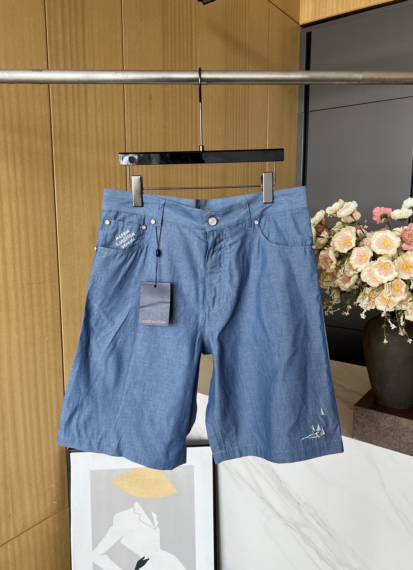 NO:334132,Men's Louis Vuitton Louis early autumn new style embroidered sailing shorts, sailing embroidery jumps into the lower left leg and right rear pocket, Marque L Vuitton Deposee embroidery and Damier nubby leather label decorative ticket Bag and rear, loose fit SMLXL,,louis vuitton,louis vuitton,shorts,alexander wang19860909男款LouisVuitton 路易 早秋新款 刺绣帆船短裤、帆船刺绣跃现左腿下方及右后口袋,Marque L Vuitton Deposee 刺绣与 Damier 正绒面革标签分饰票 袋和后部、宽松版型 码数SMLXL,,louis vuitton,louis vuitton,shorts,alexander wang,Women's clothing