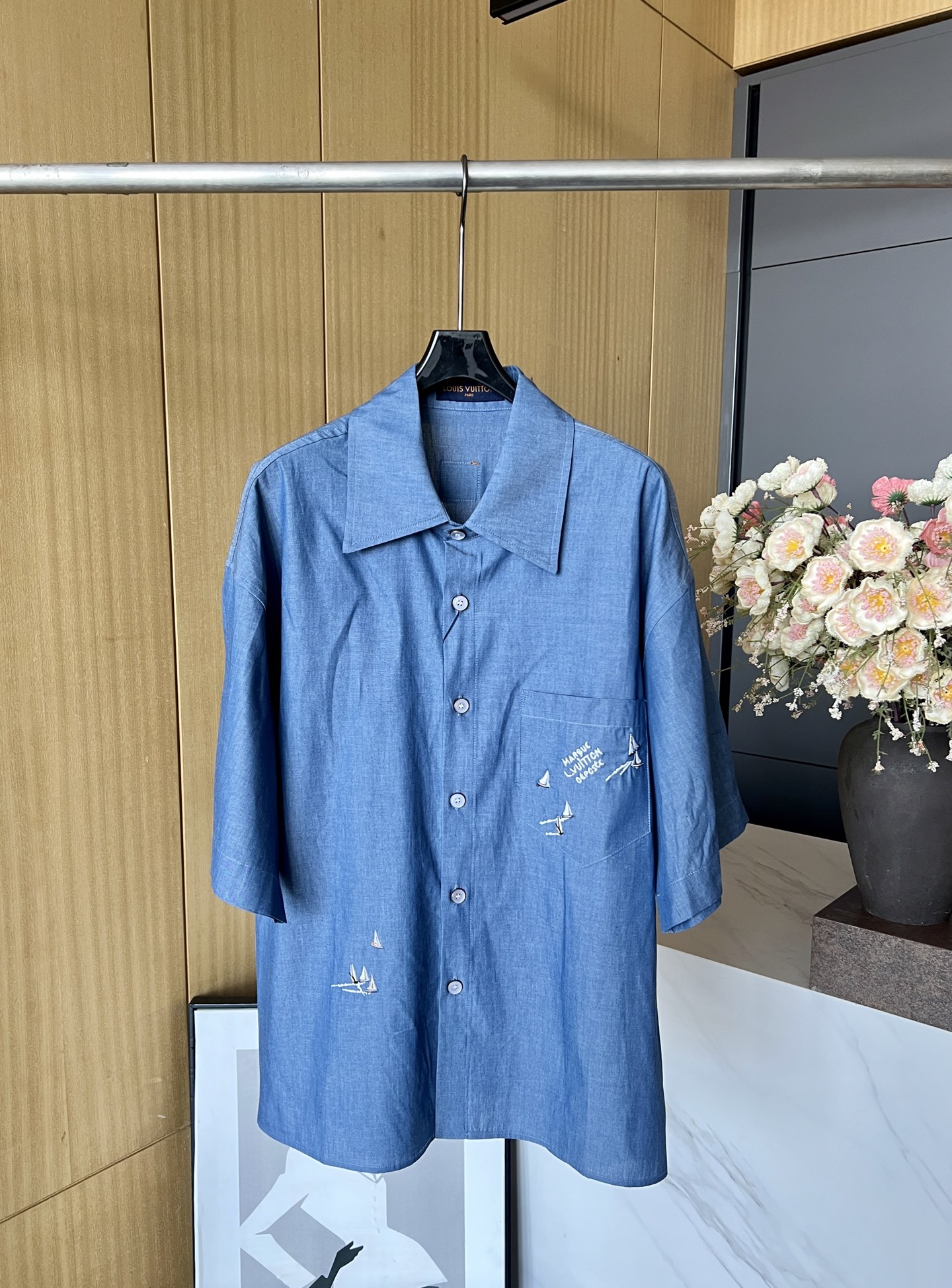 NO:334134,Louis Vuitton New spring and summer style embroidered sailboat short-sleeved shirt, embroidered on cotton youth cloth outlines the small boat pattern drifting on the sea, gathers behind it, gathers into large LV logos, and surrounds the chest pockets. Marque LVuitton Deposee embroidery, loose fit SMLXL,,louis vuitton,louis vuitton,louis vuitton,shirts,T-shirt,alexander wang19860909LouisVuitton 路易 春夏新款 刺绣帆船短袖衬衫、刺绣于棉质青年布勾勒海上漂泊的小船图案、在背后集结、汇聚成大号LV标识、同时环绕在胸袋的 Marque LVuiton Deposee 刺绣、宽松版型 码数SMLXL,,louis vuitton,louis vuitton,louis vuitton,shirts,T-shirt,alexander wang,Women's clothing