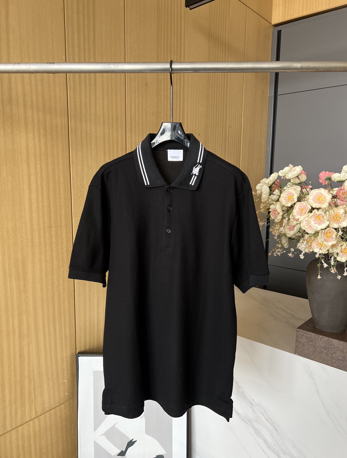 NO:334136,Men's BURBERRY Spring and Summer New Equestrian Knight Striped Embroidered Polo Shirt, Collar Integrated Equestrian Knight Logo and Striped Embroidered Design, equipped with a three-button placket, casual style SMLXL, burberry, alexander wang19860909男款BURBERRY 春夏新款 马术骑士条纹刺绣Polo衫,衣领融入马术骑士徽标及对条纹刺绣设计,配有三扣门襟、休闲版型 码数SMLXL,,burberry,alexander wang,Women's clothing