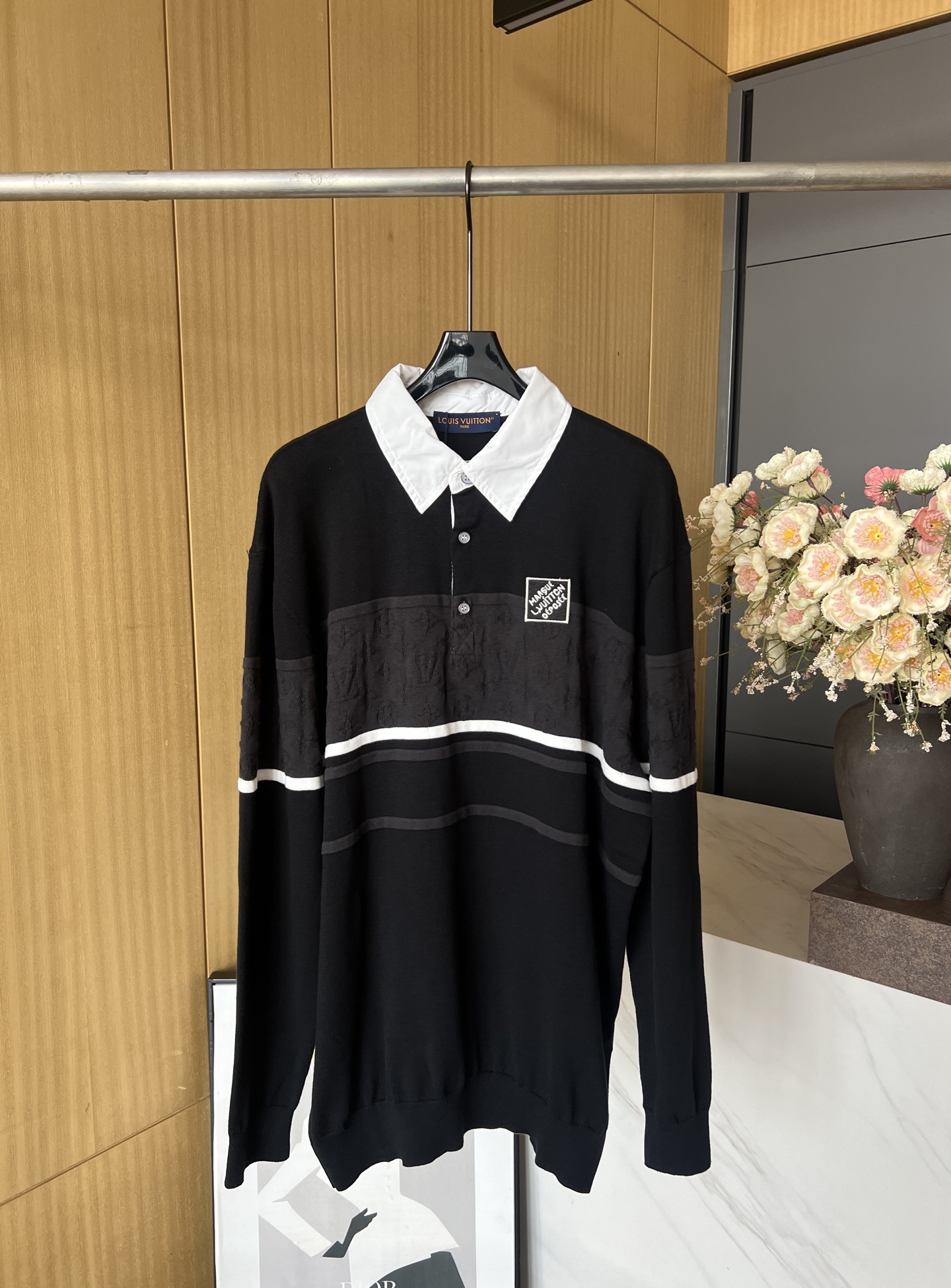 NO:334138,Louis Vuitton Spring and summer new MONOGRAM jacquard long-sleeved shirt, contrast knit collar, reverse stitching jacquard logo, stair cloth stitching three-dimensional effect stripes, pearlescent buttons, chest embroidered logo patch, casual style, same style for men and women. SMLXL,,louis vuitton,louis vuitton,alexander wang19860909LouisVuitton 路易 春夏新款 MONOGRAM 提花长袖衫、撞色针织衣领、反色缝线提花标识、楼梯布缝线立体效果条纹、珠光纽扣、胸前点缀刺绣标识贴饰、休闲版型、男女同款 码数SMLXL,,louis vuitton,louis vuitton,alexander wang,Women's clothing