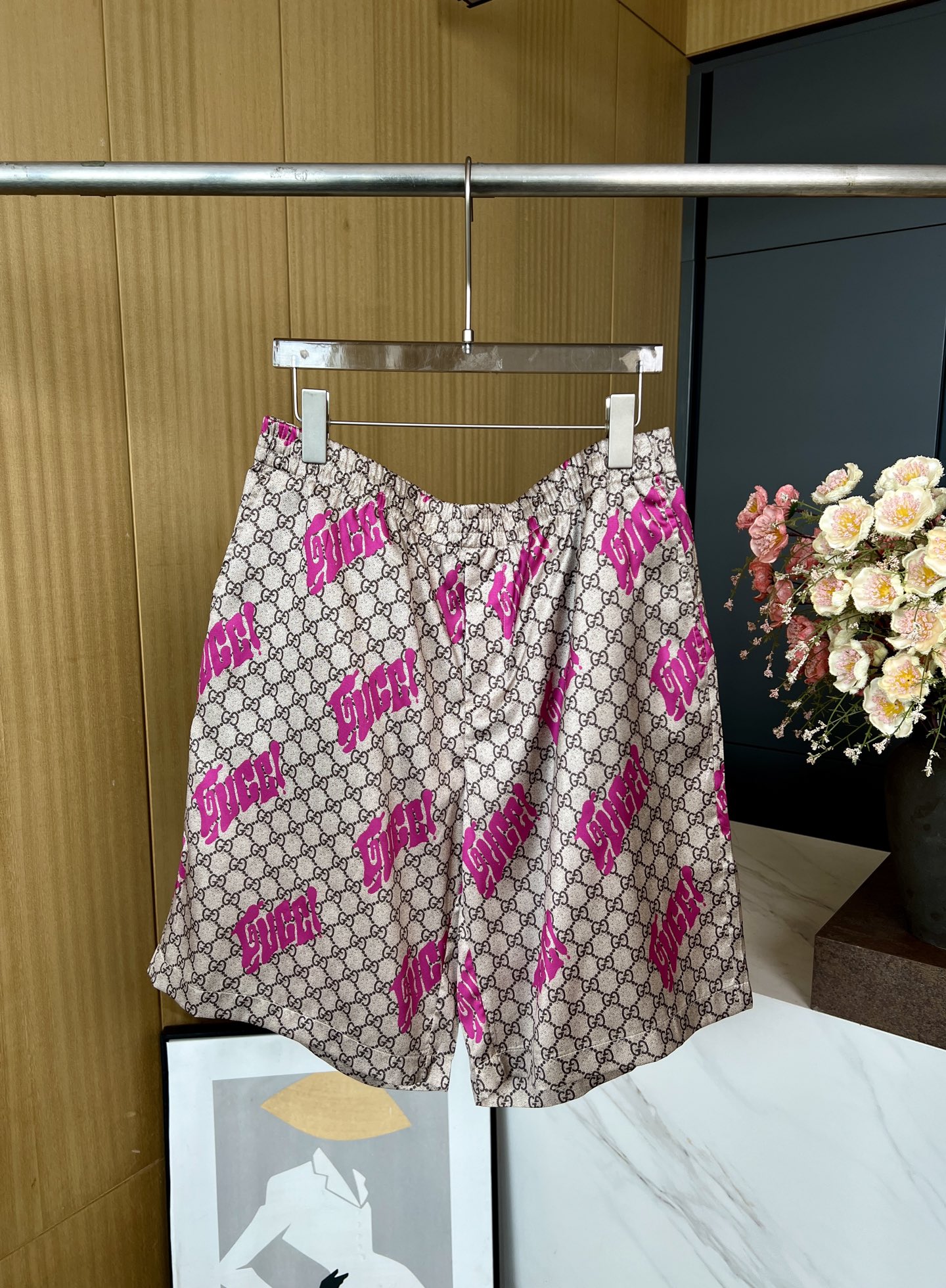 NO:334142,Men's Gucci Spring and Summer New Style Casual Beach Shorts, Dark Brown and Purple Red Letter Logo Print, Elastic Elastic Waist Circle, Slant Slot Pocket Design, Casual Style S M L XL,,gucci, shorts,alexander wang19860909男款Gucci 春夏新款 休闲沙滩短裤、深棕色和紫红色字母logo印花、弹力松紧带腰围、斜插口袋设计、休闲款式 码数S M L XL,,gucci,shorts,alexander wang,Women's clothing