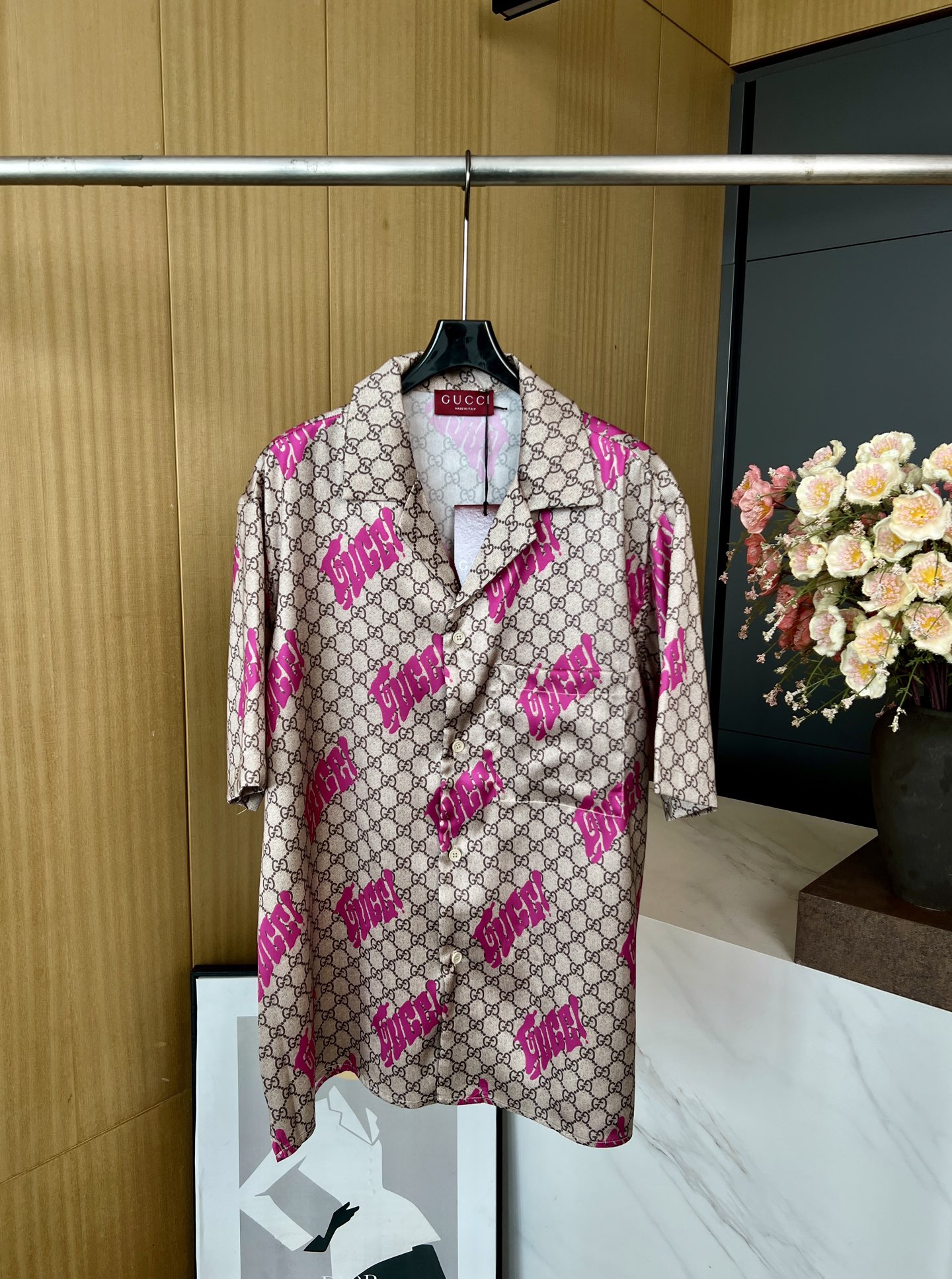 NO:334144,Gucci Spring and Summer New Printed Alphabet Lapel Shirt Short Sleeve, Dark Brown and Purple Red Letter Logo Printing, Casual Style, Men and Women Same Model Number S M L XL,,gucci,shirts,T-shirt,alexander wang19860909Gucci 春夏新款 印花字母翻领衬衫短袖、深棕色和紫红色字母logo印花、休闲款式、男女同款 码数S M L XL,,gucci,shirts,T-shirt,alexander wang,Women's clothing