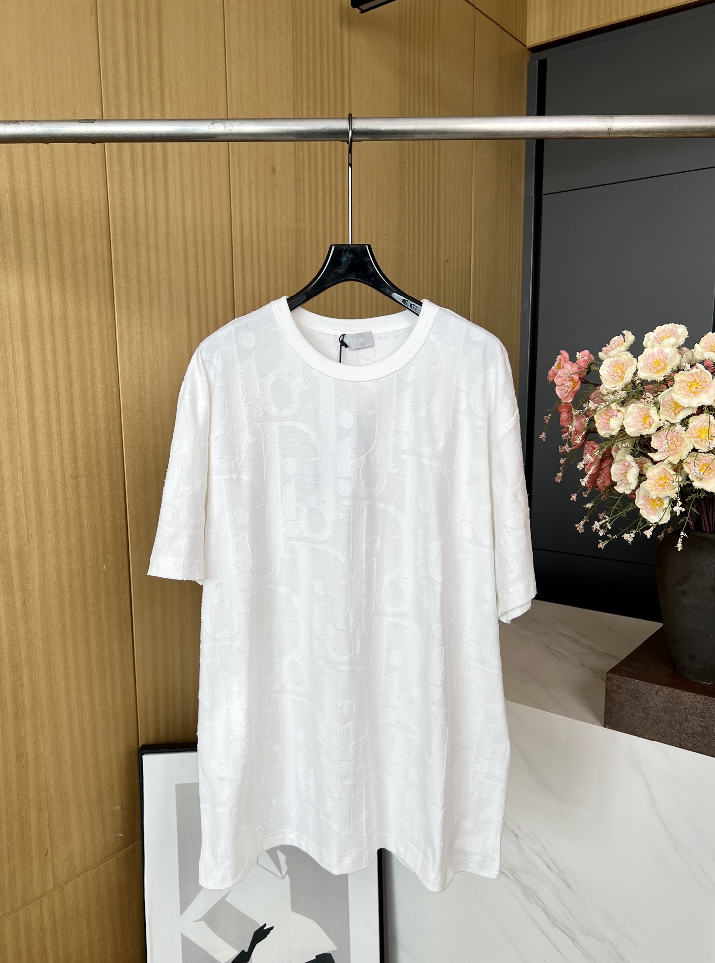 NO:334127,Dior early autumn new style white cotton jersey short-sleeved T-shirt, decorated with classic Obliqu print, white cotton jersey fabric, and decorated with thread-cutting jacquard technology Oblique printing design, casual style, same style for men and women S M L XL,,dior,T-shirt,tees,t-shirt,alexander wang19860909Dior 早秋新款 白色棉质平纹针织短袖T恤、饰以经典的 Obliqu印花、采用白色棉质平纹针织面料、通体饰以剪线提花工艺 Oblique 印花设计、休闲版型,男女同款 码数S M L XL,,dior,T-shirt,tees，t-shirt,alexander wang,Women's clothing