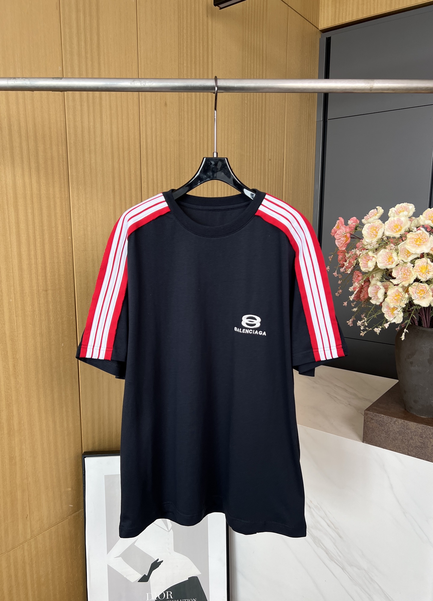 NO:334129,BALENCIAGA spring and summer new style webbing embroidered round neck short-sleeved T-shirt, shoulder strips matched with contrasting color splicing design, front decoration with embroidered letters, loose style, same style for men and women. SML, balenciaga, T-shirt,tees, t-shirt,alexander wang19860909BALENCIAGA 春夏新款 织带刺绣圆领短袖T恤、肩头间条搭配同撞色拼接设计、正面饰以刺绣字母做点缀、宽松版型、男女同款 码数SML,,balenciaga,T-shirt,tees，t-shirt,alexander wang,Women's clothing