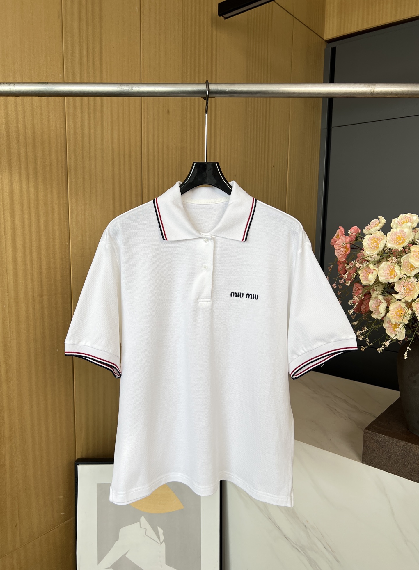 NO:334131,Miu Miu Spring and Summer New Style Pearl Floor Lapel Polo Short-sleeved Shirt, White Pearl Floor Fabric, Brand Logo Embroidery Pattern, Contrast Polo Neck and Cuff, Pearl Buckle Opening and Close, Casual Style SML,,miumiu, T-shirt,alexander Wang19860909Miu Miu 春夏新款 珠地棉翻领polo短袖衫、白色珠地棉面料、饰品牌标识刺绣图案、撞色polo领口和袖口、珍珠扣开合、休闲版型 码数SML,,miumiu,T-shirt,alexander wang,Women's clothing