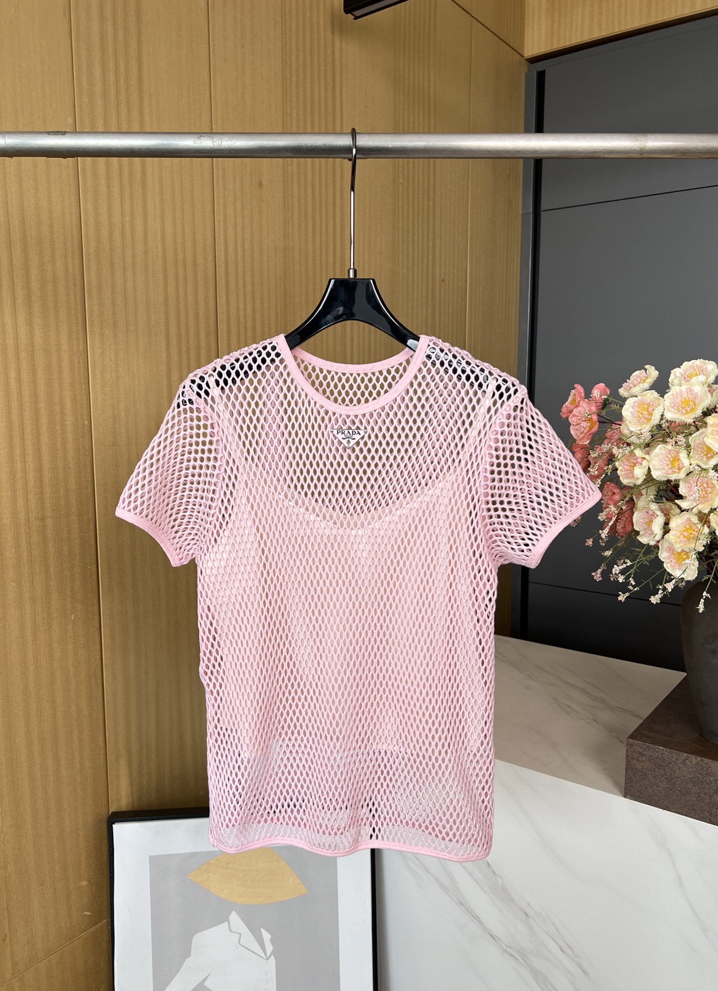 NO:334135,Prada Spring and Summer New Cotton Mesh Short-Sleeve T-Shirt, Enamel Triangular Metal Logo, Ribbed Bottom, With Interior, Casual Style SML, Prada, T-shirt, Tees, T-shirt, Alexander Wang19860909Prada 春夏新款 棉质网眼短袖T恤、涂珐琅三角形金属徽标、罗纹底边、配有内搭、休闲版型 码数SML,,prada,T-shirt,tees，t-shirt,alexander wang,Women's clothing
