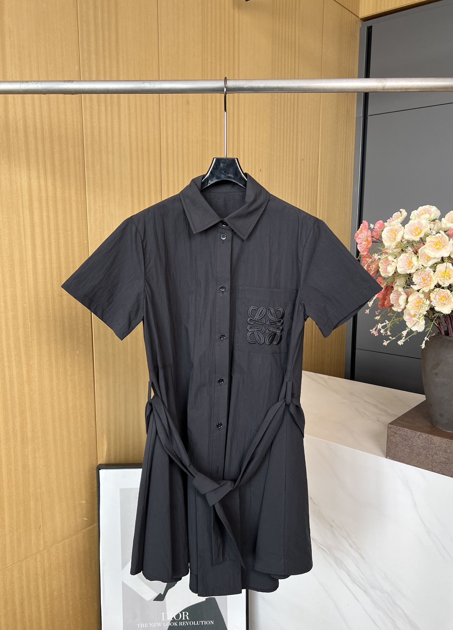 NO:334137,Loewe's new early autumn style cotton-blend shirt dress, lightweight textured cotton-blend poplin dress, chest pocket decorated with Anagram embroidery, front button closure, self-tied belt, casual style SML, loewe, skirts, shirts, alexander wang19860909Loewe 早秋新款 棉质混纺衬衫式连衣裙、轻盈纹理棉质混纺府绸连衣裙,胸前口袋饰有 Anagram 精巧刺绣、正面纽扣开合、自系式腰带、休闲版型 码数SML,,loewe,skirts,shirts,alexander wang,Women's clothing