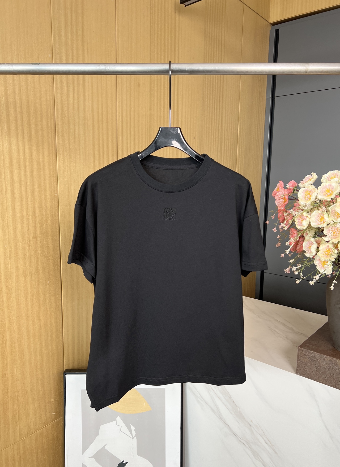 NO:334139,Loewe Spring and Summer New Cotton Blended Asymmetric Short-Sleeve T-shirt, Front Embellished with Anagram, Asymmetric Hollow Hem, Casual Style Number S M L,,loewe, T-shirt,tees, t-shirt,alexander wang19860909Loewe 春夏新款 棉质混纺不对称短袖T恤、正面饰以 Anagram 刺绣、不对称镂空下摆、休闲版型 码数S M L,,loewe,T-shirt,tees，t-shirt,alexander wang,Women's clothing