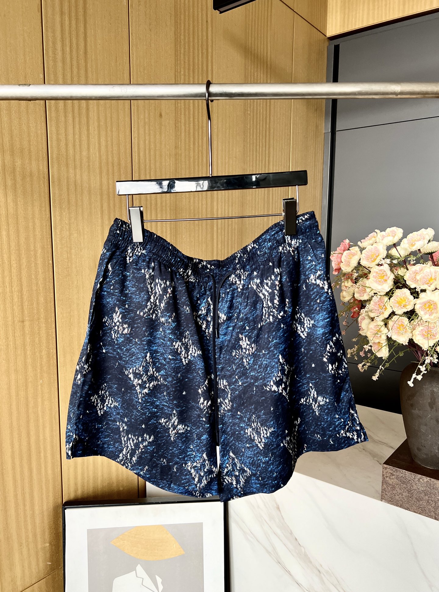 NO:436051,Louis Vuitton, new style of early autumn, silk casual beach shorts, LV Regatta pattern depicts the theme of bustling port navigation, elastic elastic waist, rear pocket zipper opening and closing pocket, same-color drawstring, inner mesh fabric, classic style, S M L XL,,louis vuitton,louis vuitton,louis vuitton,louis vuitton,shorts,alexander wang19860909LouisVuitton 路易 早秋新款 丝质休闲沙滩短裤、LV Regatta 图案描摹繁华港口航游主题呼应、弹力松紧带腰围、后袋拉链开合口袋、同色系抽绳 内里网布 经典版型 码数S M L XL,,louis vuitton,louis vuitton,louis vuitton,shorts,alexander wang,Women's clothing