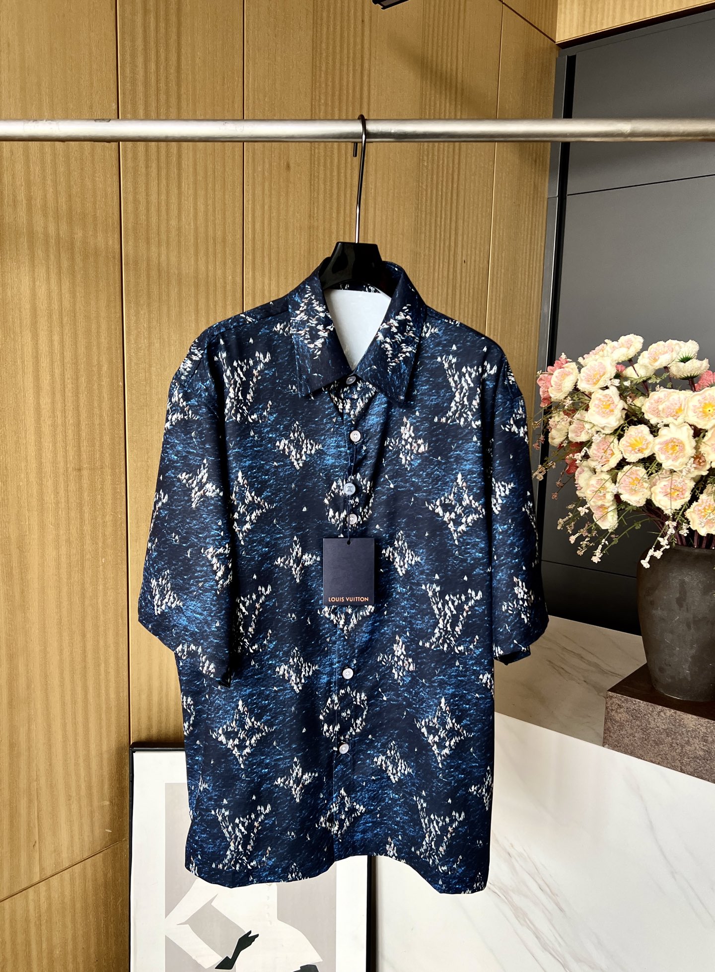 NO:436054,Louis Vuitton, new style of early autumn, silk lapel short-sleeved shirt, LV Regatta pattern depicts the prosperous port, cleverly echoes the theme of the seasonal cruise, the same shorts are paired with pearlescent buttons, equipped with a base classic straight-fitting style, casual style. S M L XL,,louis vuitton,louis vuitton,louis vuitton, shorts,T-shirt,alexander wang19860909LouisVuitton 路易 早秋新款 丝质翻领短袖衬衣 LV Regatta 图案描摹繁华港口 与当季航游主题巧妙呼应、同款短裤搭配相宜珠光纽扣,配有底座经典直筒版型剪裁、休闲版型 码数S M L XL,,louis vuitton,louis vuitton,louis vuitton,shorts,T-shirt,alexander wang,Women's clothing