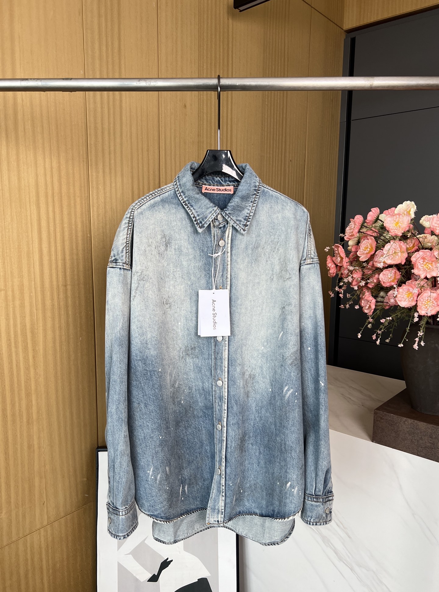 NO:411771,Acne early autumn new denim button shirt, twill blend denim, light blue wash, color and paint marking details, logo label on the back, loose fit Size XS S M,,acne studios,shirts,alexander wang19860909Acne 早秋新款 牛仔纽扣衬衫、斜纹棉混纺牛仔布制成、浅蓝色水洗、带有着色和油漆标记细节、背面的徽标标签、宽松版型 码数XS S M,,acne studios,shirts,alexander wang,Women's clothing
