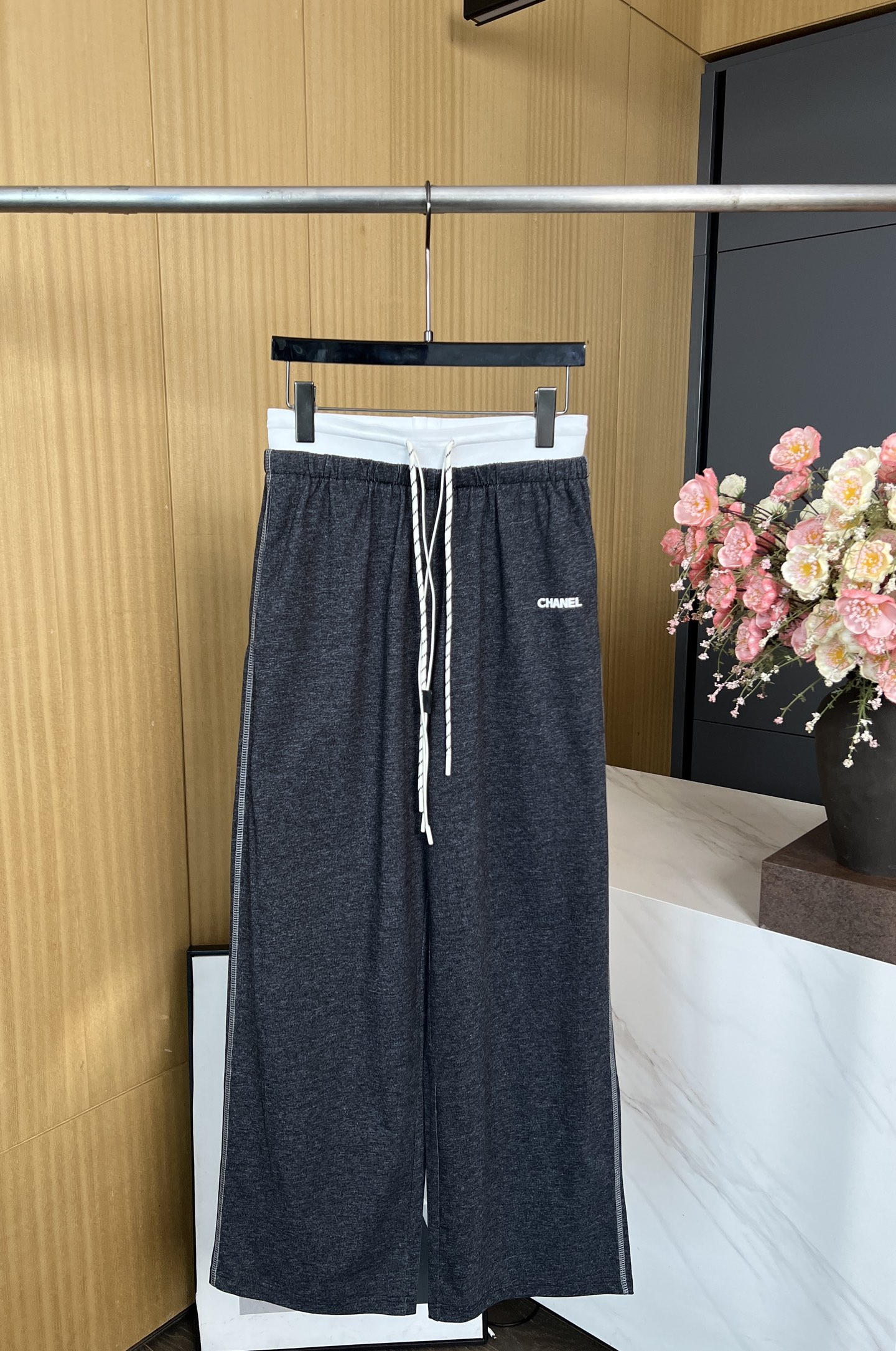 NO:411784,Chanel early autumn new style, double waist casual trousers, double waist design, three-dimensional letter printing, soft, comfortable and lazy style, versatile and not picky. SML, chanel, alexander wang19860909Chanel 早秋新款 双腰头休闲长裤、双腰头设计、字母立体印花、柔软舒适慵懒范儿十足、百搭不挑人 码数SML,,chanel,alexander wang,Women's clothing