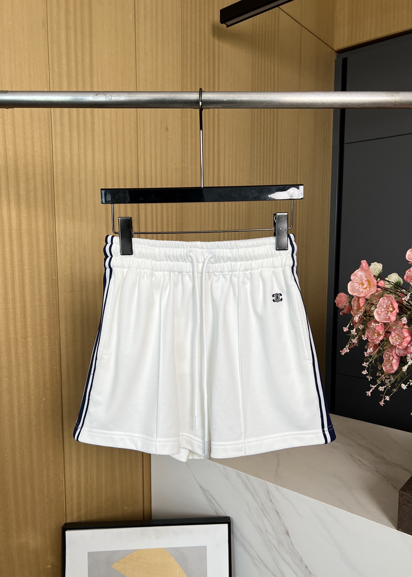 NO:411792,Celine Spring and Summer New Double-sided Jersey Shorts, Elastic Waist, Adjustable Drawstring, Engraved CELINE PARIS, Contrast Side Band, Casual SML, Celine, Shorts, Alexander Wang19860909Celine 春夏新款 双面平纹针织短裤、弹性腰头,设有可调节抽绳,配以镌刻CELINE PARIS字样、撞色侧面饰带、休闲版型 码数SML,,celine,shorts,alexander wang,Women's clothing