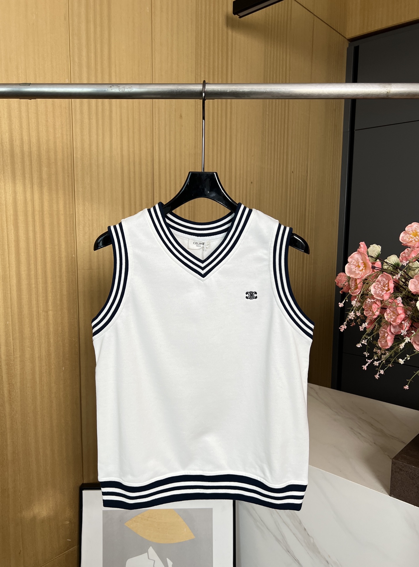 NO:411800,Celine early autumn new cotton sleeveless sweatshirt, TRIOMPHE embroidery classic style V-neck, two-color ribbed trim, casual style SML, celine, hoodie, sweatshirts, alexander wang19860909Celine 早秋新款 棉质无袖卫衣、TRIOMPHE刺绣 经典版型V领、双色罗纹饰边、休闲版型 码数SML,,celine,hoodie,sweatshirts,alexander wang,Women's clothing
