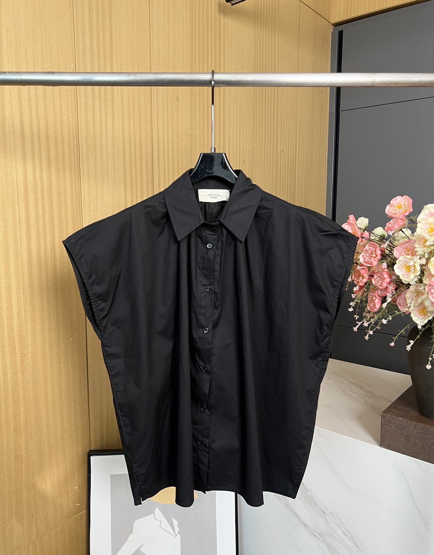 NO:411817,MaxMara Spring and Summer New Cotton Poplin Lapel Sleeveless Shirt, Slits on both sides of the hem, Wrinkled Details at the front chest and back neckline, Front button closure, casual style S M L,,shirts,alexander wang19860909MaxMara 春夏新款 棉府绸翻领无袖衬衫、下摆两侧开衩、前胸和后背领口处有褶皱细节、前襟纽扣开合、休闲版型 码数S M L,,shirts,alexander wang,Women's clothing