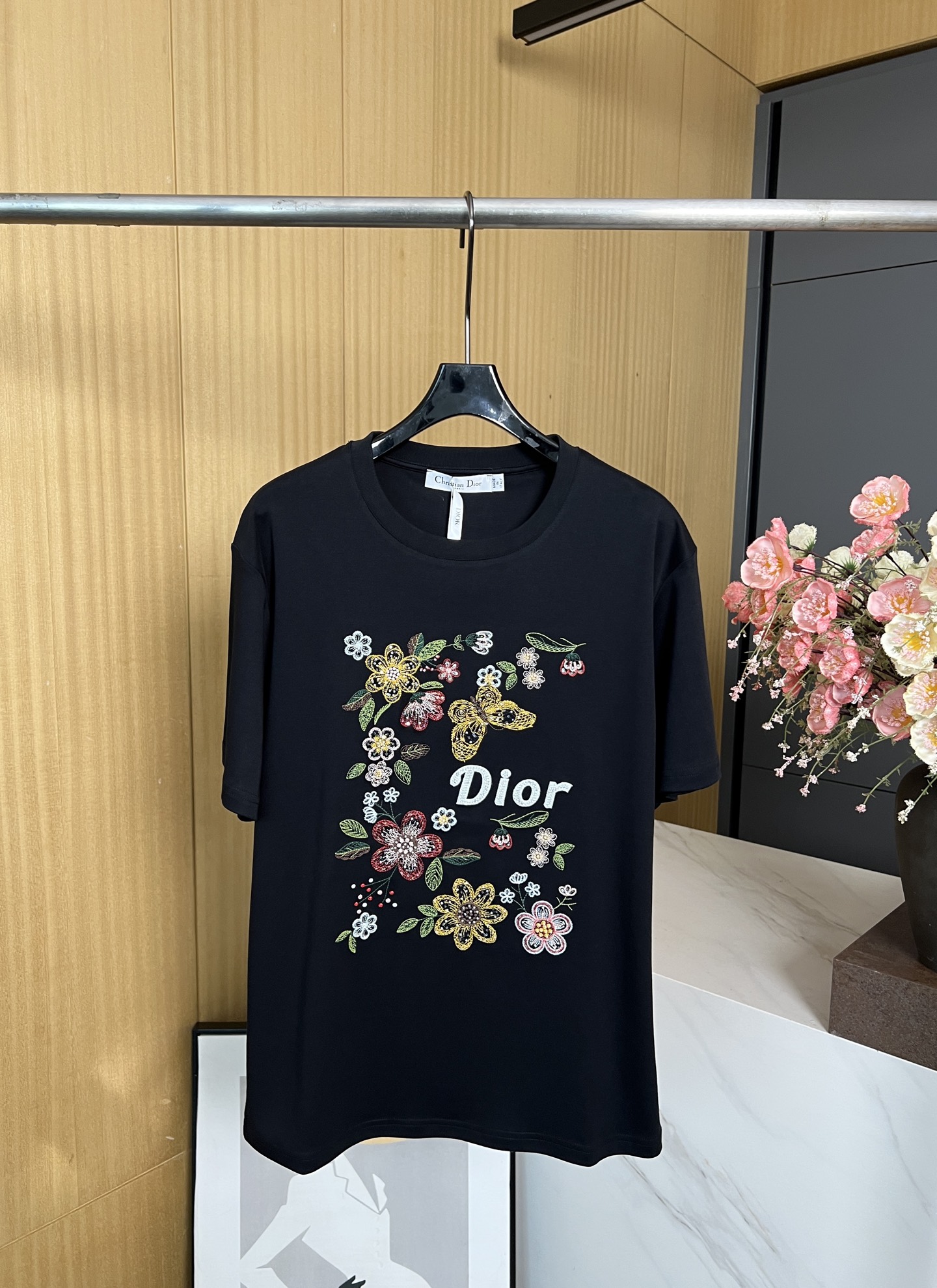 NO:411825,Dior spring and summer new style with neck embroidered beads short-sleeved T-shirt, chest embroidery craftsmanship embellishes colorful flowers butterfly shapes, spring colors and letter logos made of beads, art style, casual style. SML, dior, T-shirt,tees, t-shirt,alexander wang19860909Dior 春夏新款 领刺绣钉珠短袖T恤、胸前刺绣工艺点缀彩色花朵蝴蝶造型、洋溢春色满园穿插钉珠组成的字母徽标、以艺术风格描绘、休闲版型 码数SML,,dior,T-shirt,tees，t-shirt,alexander wang,Women's clothing