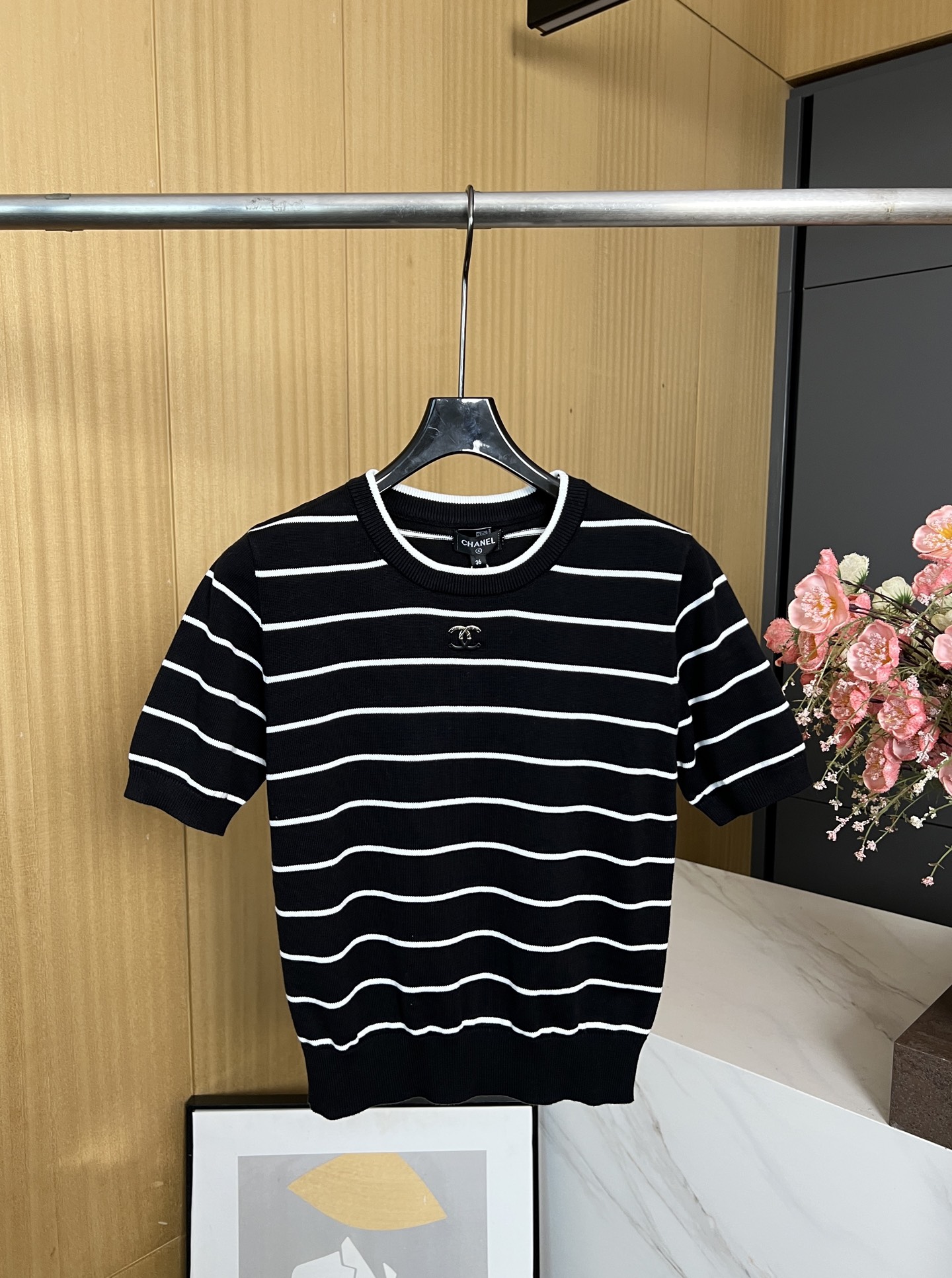 NO:411756,Chanel spring and summer new style contrasting striped round neck knitted short-sleeved T-shirt, striped contrasting pattern, chest logo, slim elastic style, casual style S M L, chanel, T-shirt,tees, t-shirt,alexander wang19860909Chanel 春夏新款 撞色条纹圆领针织短袖T恤、 条纹撞色图案、胸前标识性小香、修身弹力版型、休闲版型 码数S M L,,chanel,T-shirt,tees，t-shirt,alexander wang,Women's clothing