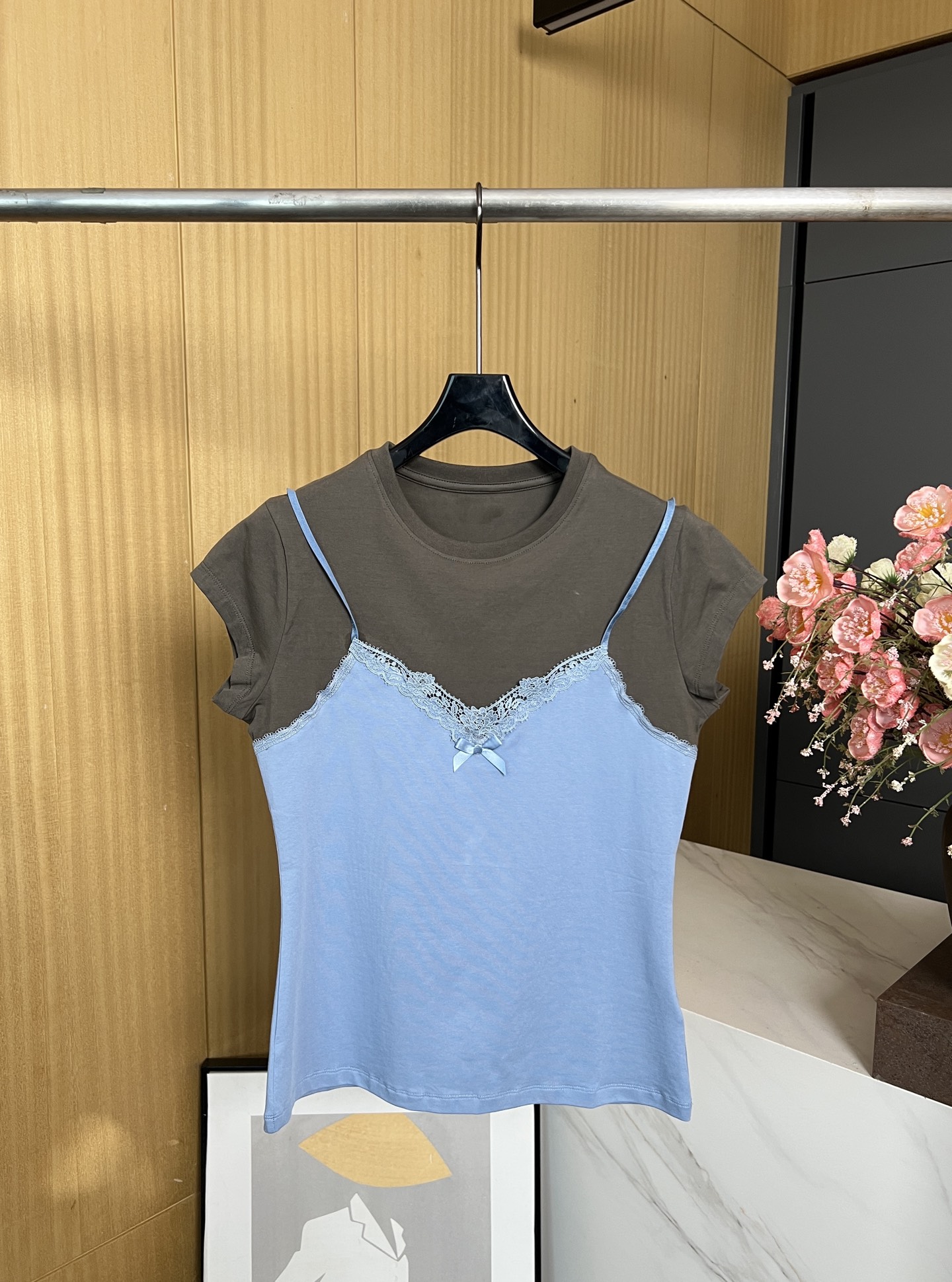 NO:411786,Acne Spring and Summer New Layered Lace-Handed T-shirt, contrasting straps on top, lace and bows on the front, lace and bow details, casual style SML, acne studios,tees, t-shirt,alexander wang19860909Acne 春夏新款 分层蕾丝边绑带T恤、顶部有对比鲜明的带子、正面有系带和蝴蝶结、蕾丝和蝴蝶结细节、休闲版型 码数SML,,acne studios,tees，t-shirt,alexander wang,Women's clothing