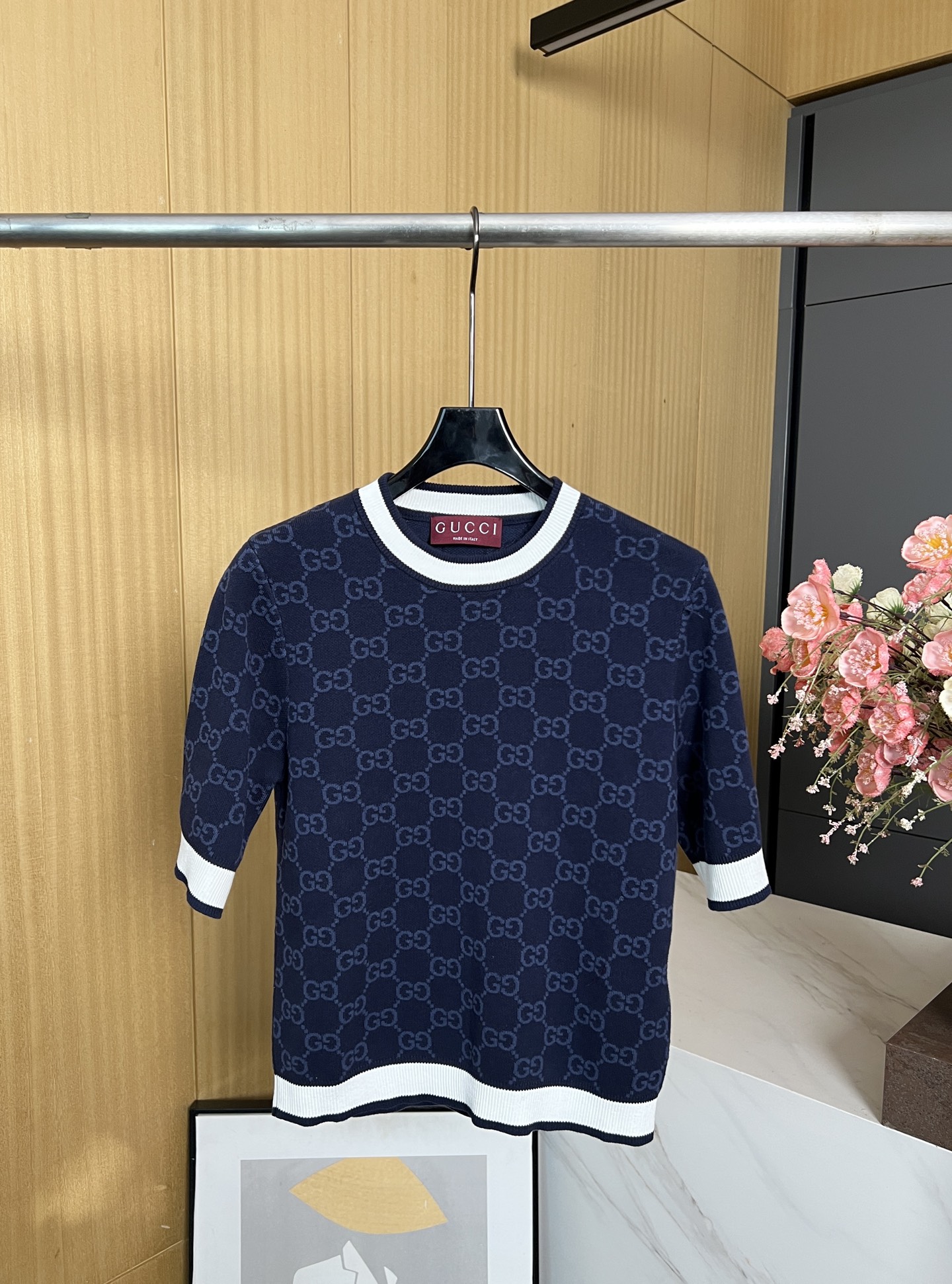 NO:411779,Gucci early autumn new GG fine cotton jacquard short-sleeved top, navy blue embellished GG pattern, white contrasting piping, casual style SML, gucci, T-shirt, alexander wang19860909Gucci 早秋新款 GG精棉提花短袖上衣、海军蓝色缀饰通体GG图案、配以白色撞色滚边、休闲版型 码数SML,,gucci,T-shirt,alexander wang,Women's clothing