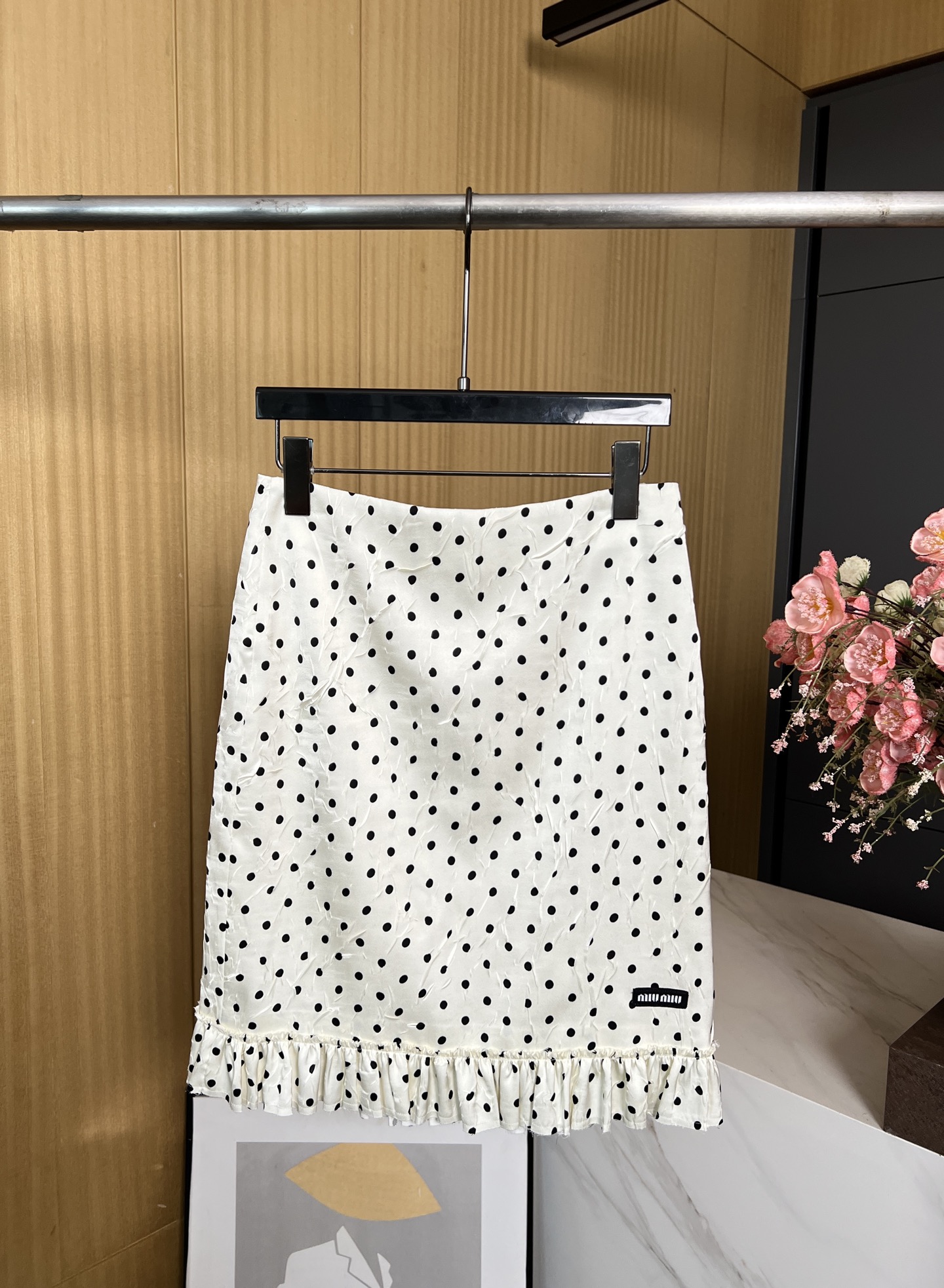 NO:411794,MiuMiu Spring and Summer New Polka dot crepe skirt, crepe skirt is pencil-shaped, decorated with polka dot print with pleated effect, back slit, knitted logo label, casual style S M L,,miumiu, skirts, alexander wang19860909MiuMiu 春夏新款 波点双绉半身裙、双绉半身裙呈现铅笔廓形、饰有波点印花以褶皱效果、背面开衩、针织徽标标签、休闲版型 码数S M L,,miumiu,skirts,alexander wang,Women's clothing