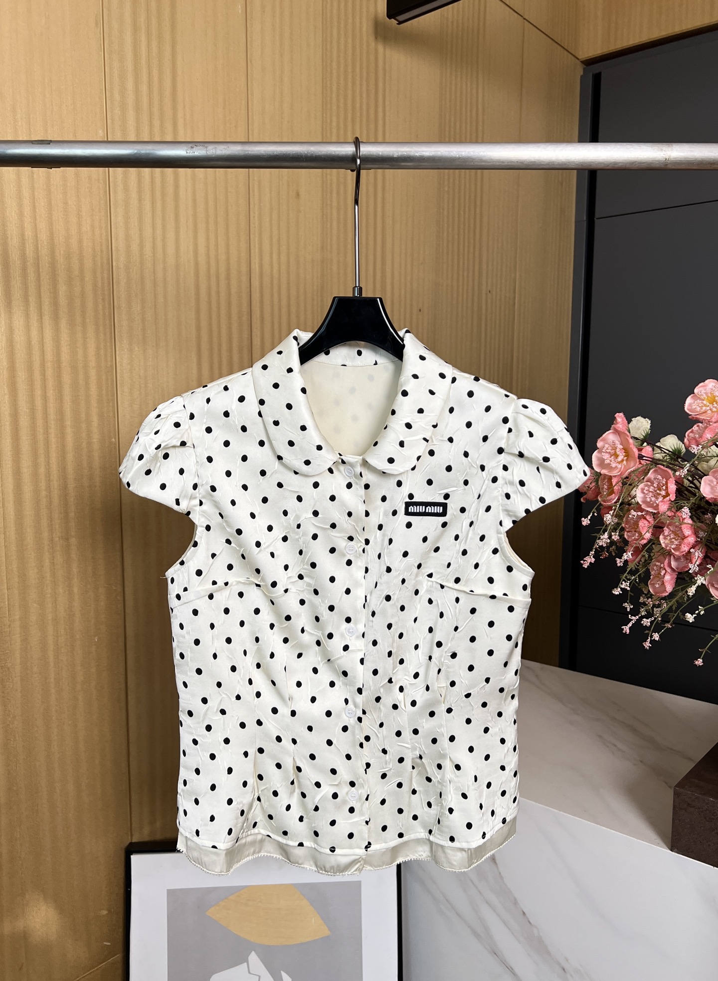 NO:411802,MiuMiu Spring and Summer New Polka dot crepe shirt and crepe fabric present polka dot print and pleated effect, button front closure, embroidered logo, casual style SML,,miumiu,shirts,alexander wang19860909MiuMiu 春夏新款 波点双绉衬衫、双绉面料呈现波点印花与褶皱效果、纽扣前襟、刺绣徽标、休闲版型 码数SML,,miumiu,shirts,alexander wang,Women's clothing