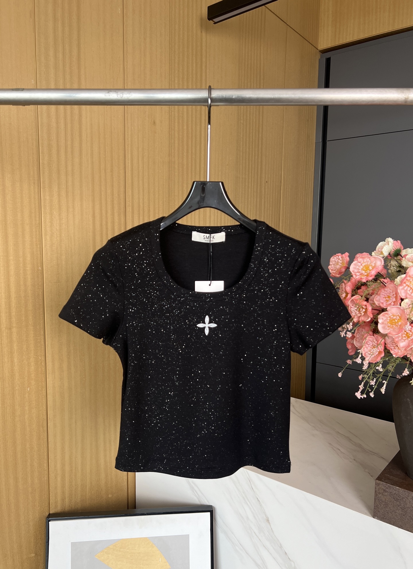 NO:412886,SMFK Spring and Summer New Slim Embroidered Round Neck T-shirt Fine Threaded Tie Double Elasticity, Compass Cross Flower Pattern Printed on the chest, Casual Style Number S M L,,tees, t-shirt,alexander wang19860909SMFK 春夏新款 修身刺绣圆领T恤 细螺纹组织双重弹性、胸前印制compass十字花图案、休闲版型 码数S M L,,tees，t-shirt,alexander wang,Women's clothing
