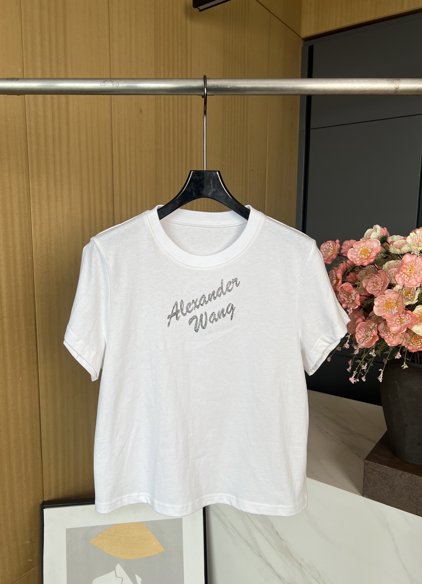 NO:412853,Alexanderwang Alexanderwang Spring and summer new style with diamond-slim short-sleeved T-shirt with crystal diamond-scalding logo on the front, casual style S M L, alexander wang, T-shirt,tees, t-shirt,alexander wang19860909alexanderwang亚历山大王 春夏新款 烫钻徽标修身短袖T恤、正面饰有水晶烫钻徽标、休闲版型 码数S M L,,alexander wang,T-shirt,tees，t-shirt,alexander wang,Women's clothing