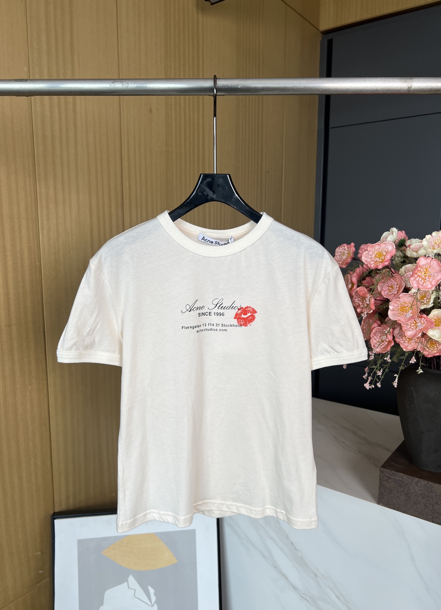 NO:412860,Acne Studios Spring and Summer New Style Chest Lip Print Letter Logo Print Slim Short-Sleeve T-shirt, Logo and Print Lip Print Pattern, Casual Style S M L,,acne Studios,dior,T-shirt,tees,t-shirt,alexander wang19860909Acne Studios 春夏新款 胸前唇印字母徽标印花修身短袖T恤、徽标和印花唇印图案、休闲版型 码数S M L,,acne studios,dior,T-shirt,tees，t-shirt,alexander wang,Women's clothing