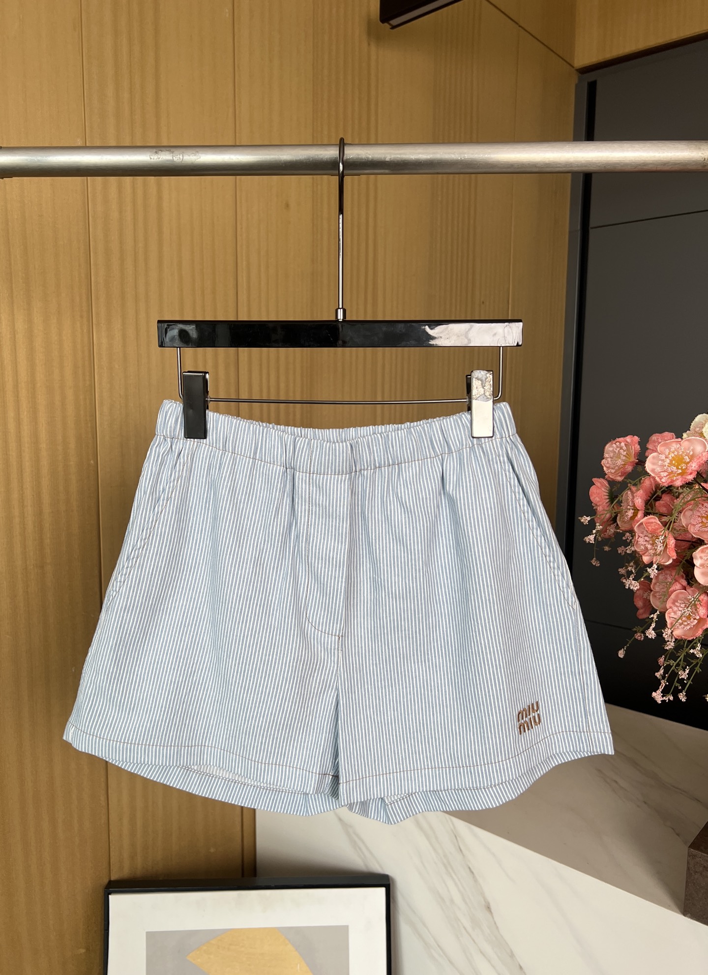 NO:412872,Miu Miu Spring and Summer New Striped Embroidered Shorts, Elastic Fit waist, Embroidered Side Embroidery Logo on both sides, casual style SML, Miumiu, Shorts, Alexander wang19860909Miu Miu 春夏新款 条纹刺绣短裤、弹性松紧腰边 两侧饰有插袋侧置刺绣logo、休闲版型 码数SML,,miumiu,shorts,alexander wang,Women's clothing
