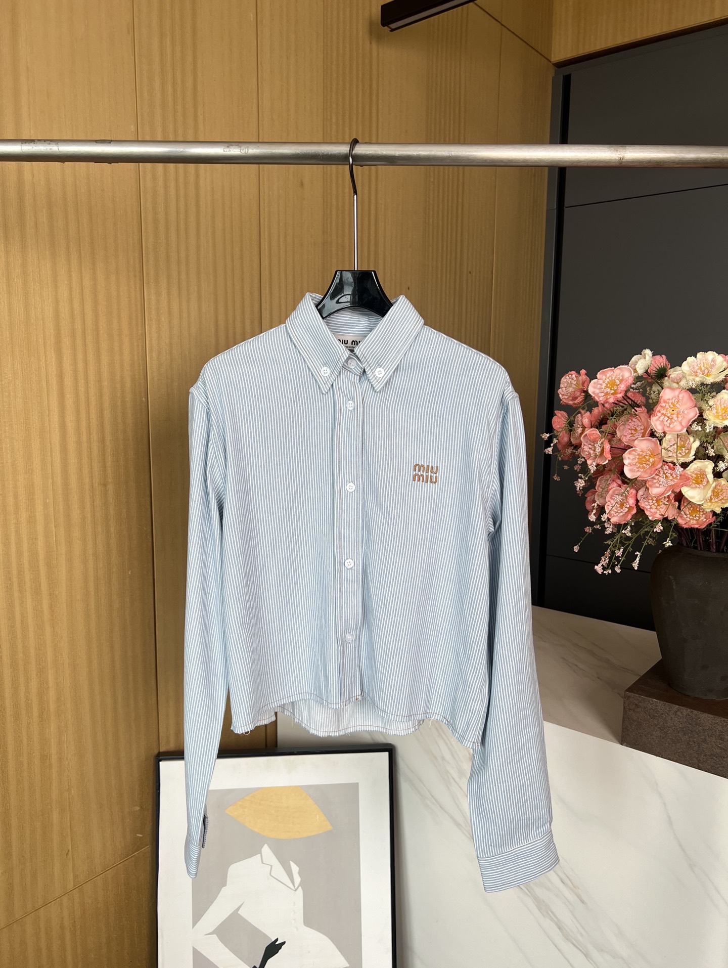 NO:412879,Miu Miu Spring and Summer New Striped Long-sleeved Shirt, Unlined Clothing, Shirt Collar, Front Button Clothes, Contrast Color Top Seamless, Embroidered Letters on the Boob, Casual Style SML,,miumiu, Shirts,alexander Wang19860909Miu Miu 春夏新款 条纹长袖衬衫、无衬里衣物、衬衫领、前襟纽扣闭合、对比色顶线缝、胸前有刺绣字母、休闲版型 码数SML,,miumiu,shirts,alexander wang,Women's clothing