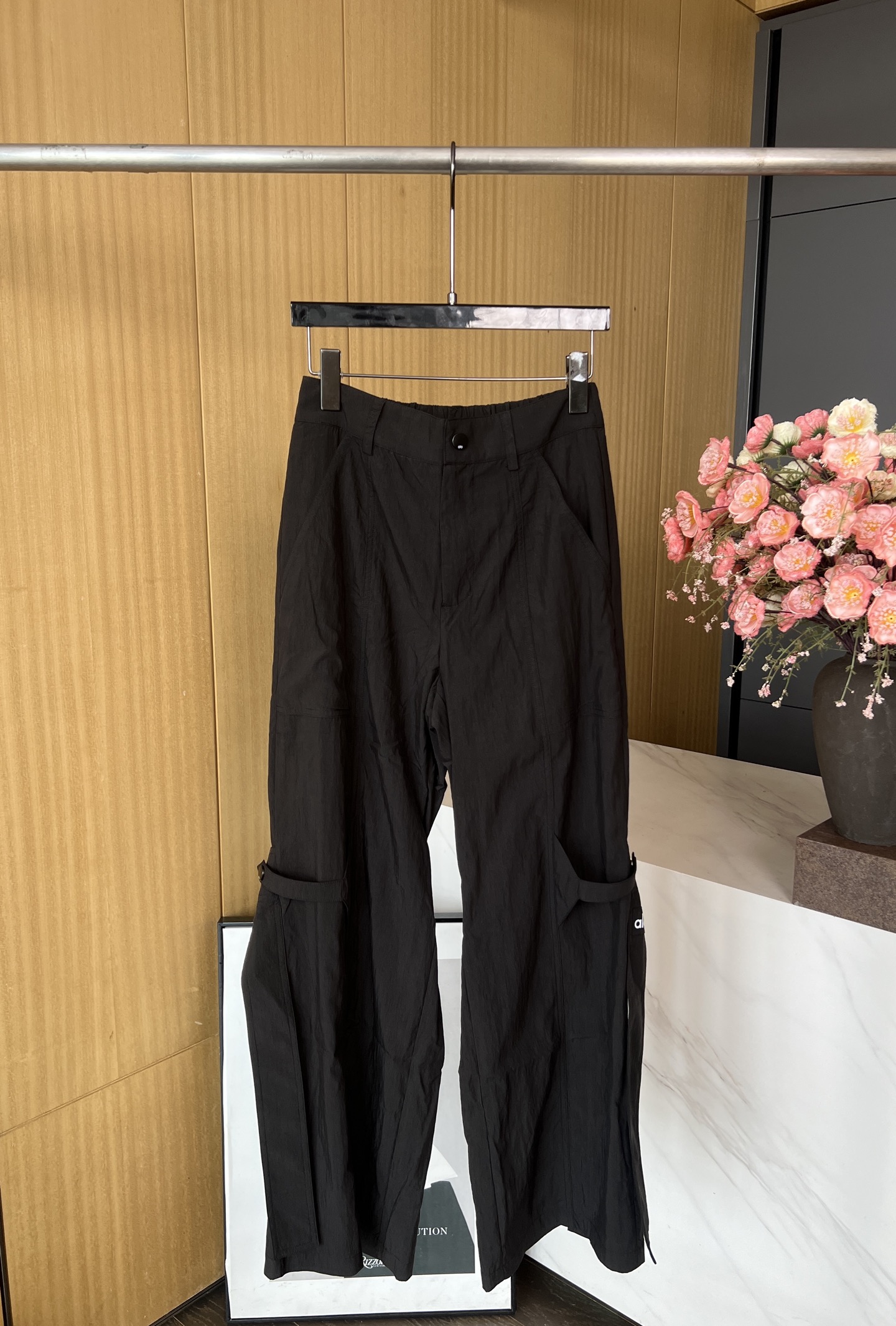 NO:416856,ALO early autumn new style, high-waisted work pants casual slit trousers, side draped buckles and trouser legs slit details, semi-elastic waist, casual style SML, alexander wang19860909ALO 早秋新款 高腰工装裤休闲开叉长裤、侧边垂坠式搭扣和裤脚开叉细节、半松紧腰、休闲版型 码数SML,,alexander wang,Women's clothing