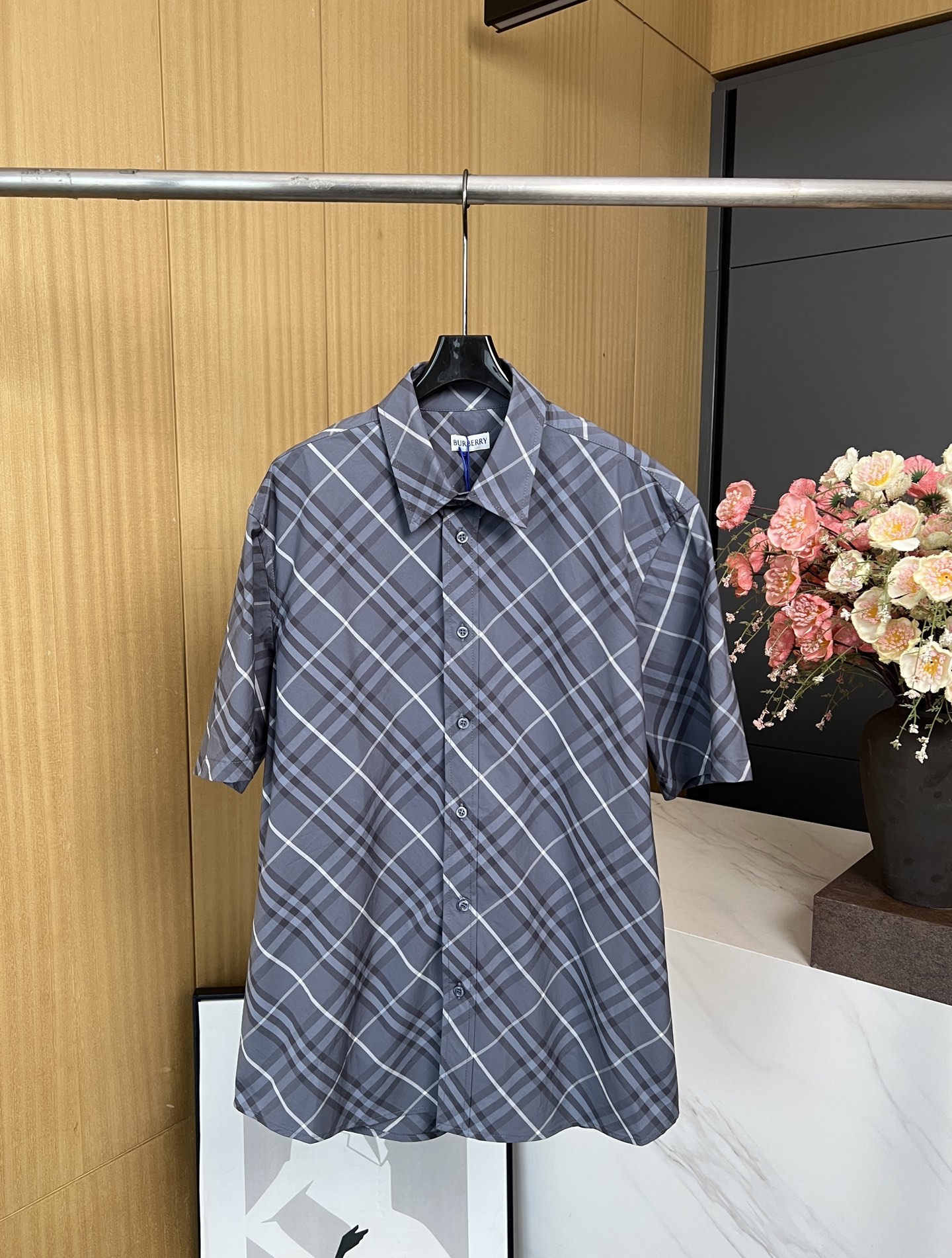 NO:439766,Men's Burberry, new style in early autumn, knitted plaid short-sleeved lapel shirt, high-quality plaid tailoring, decoration, Burberry classic plaid, snap buckle closure, tip-collar details, curved hem, casual style S M L XL,,burberry, T-shirt,alexander wang19860909男款Burberry 早秋新款 针织格纹短袖翻领衬衣、高品质对格剪裁、装饰 Burberry经典格纹、按扣开合 尖领细节设计、弧形衣摆、休闲版型 码数S M L XL,,burberry,T-shirt,alexander wang,Women's clothing