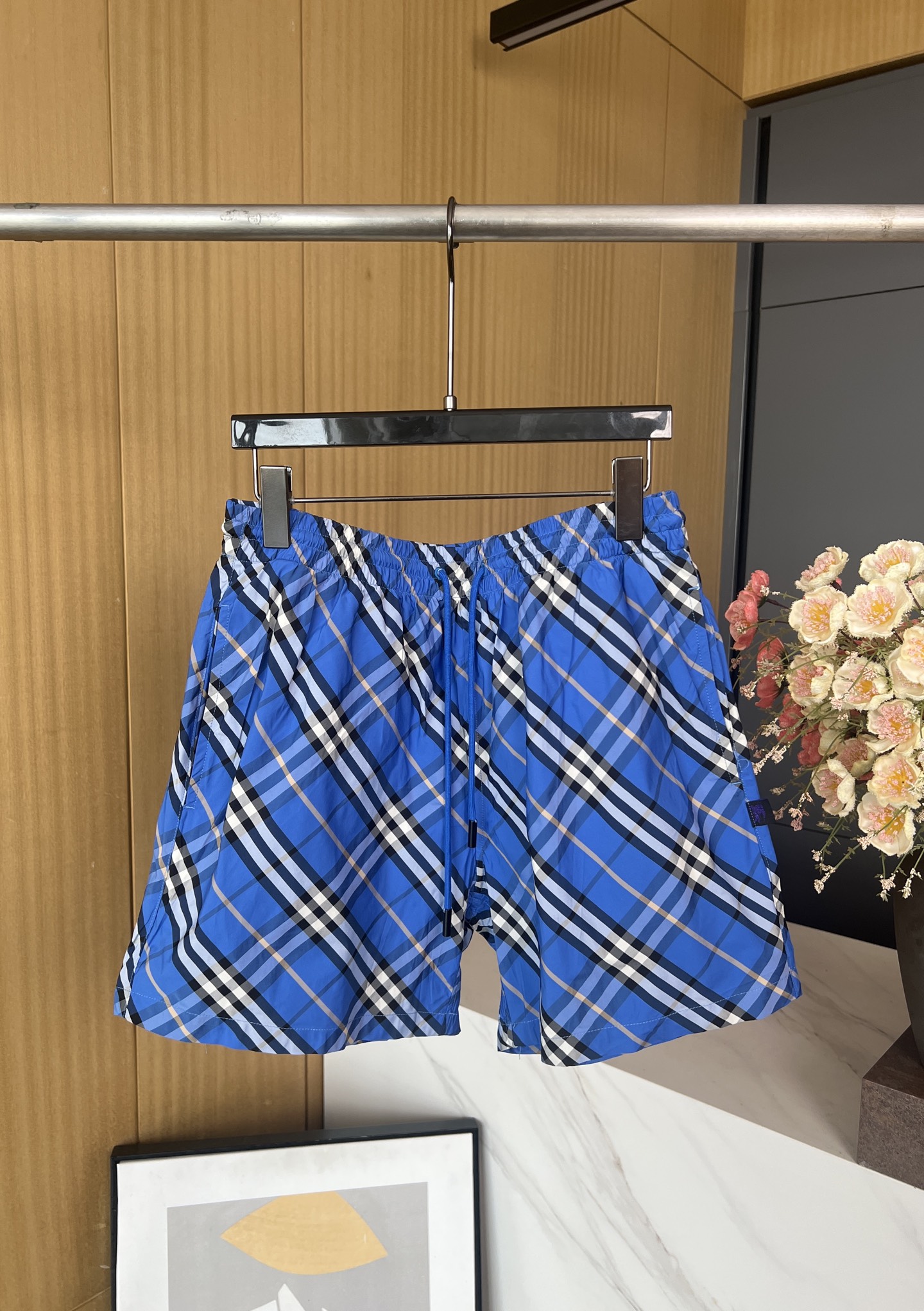 NO:439774,Men's Burberry * Burberry New Spring and Summer War Horse Embroidered Checkered Sports and Leisure Shorts Classic Checkered Gentle, Flexible and Adjustable Waist, Moderate S M L XL,,burberry, shorts,alexander wang19860909男款Burberry*博柏利 春夏新款 战马刺绣格纹运动休闲短裤 经典格纹斜向呈现、腰部松紧可调节 、版型适中 码数S M L XL,,burberry,shorts,alexander wang,Women's clothing