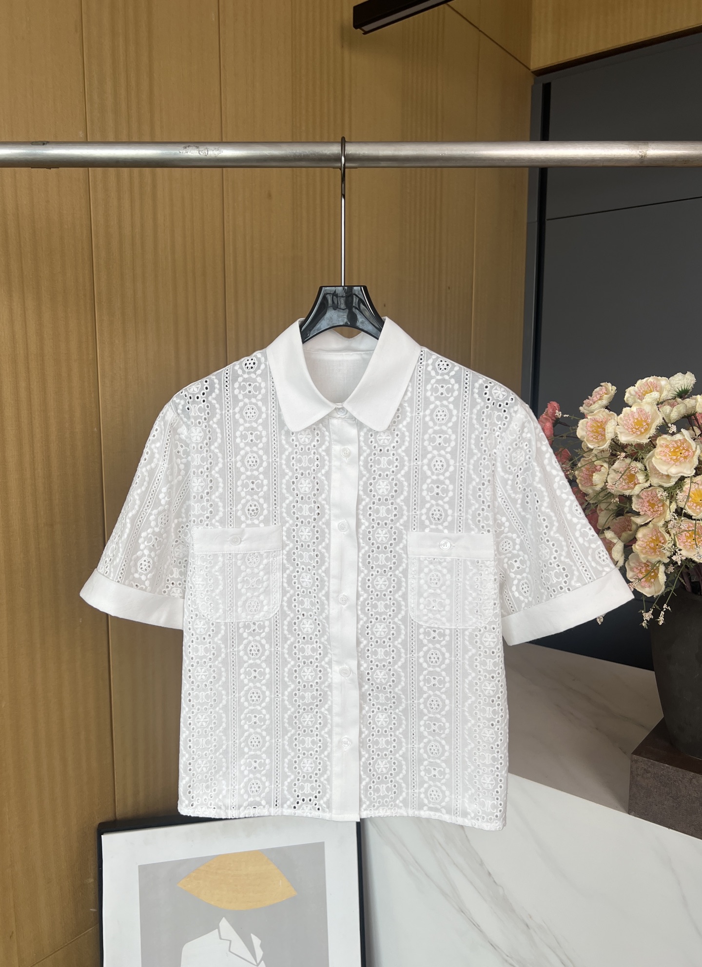 NO:423114,Celine Spring and Summer New British embroidered cotton shirt, TRIOMPHE embroidery, 2 patch pockets on the chest, 6 mother-of-pearl buttons, pockets decorated with mother-of-pearl buttons, casual style S M L,,celine,shirts,alexander wang19860909Celine 春夏新款 英式刺绣棉质衬衫、通TRIOMPHE刺绣、胸前2个贴袋、6枚珍珠母贝纽扣、口袋饰有枚珍珠母贝纽扣、休闲版型 码数S M L,,celine,shirts,alexander wang,Women's clothing