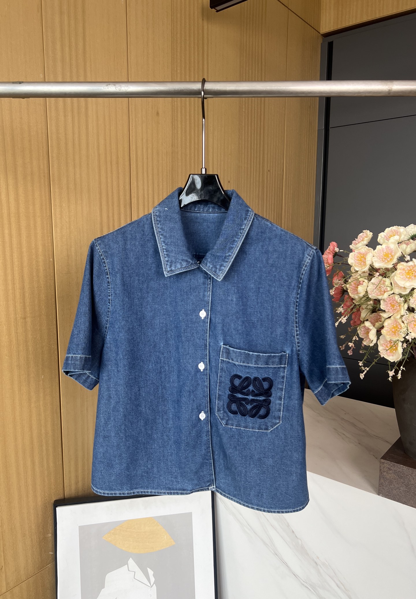 NO:423125,Loewe Spring and Summer New Tannin Short Shirt, Light Washed Cotton Tannin Village Shirt, Anagram Embroidery, Casual Style, S M L,,loewe, Shirts,alexander wang19860909Loewe 春夏新款 单宁布短衬衫、轻盈水洗棉质单宁布村衫,胸前口袋饰有 Anagram 精巧刺绣、休闲版型 码数S M L,,loewe,shirts,alexander wang,Women's clothing