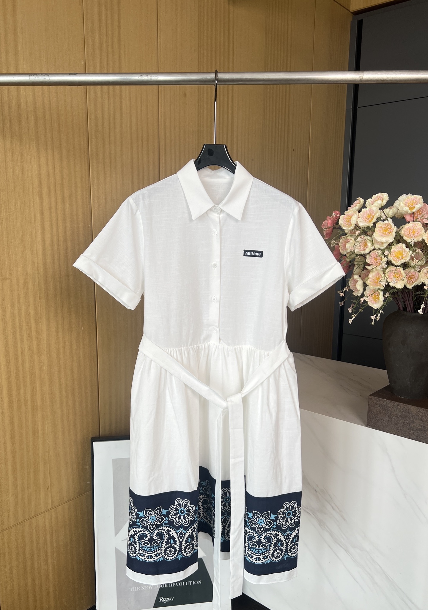 NO:423136,MiuMiu Spring and Summer New Printed Dian Cotton Dress, Washing Effect and Handmade Texture, Front Buttons, Knitted Logo Labels, Horned Style, Casual Style S M L,,miumiu, Skirts,alexander Wang19860909MiuMiu 春夏新款 印花粗斜纹棉连衣裙、水洗效果和手工质感、正面钮扣扣合、针织徽标标签、喇叭版型、休闲版型 码数S M L,,miumiu,skirts,alexander wang,Women's clothing